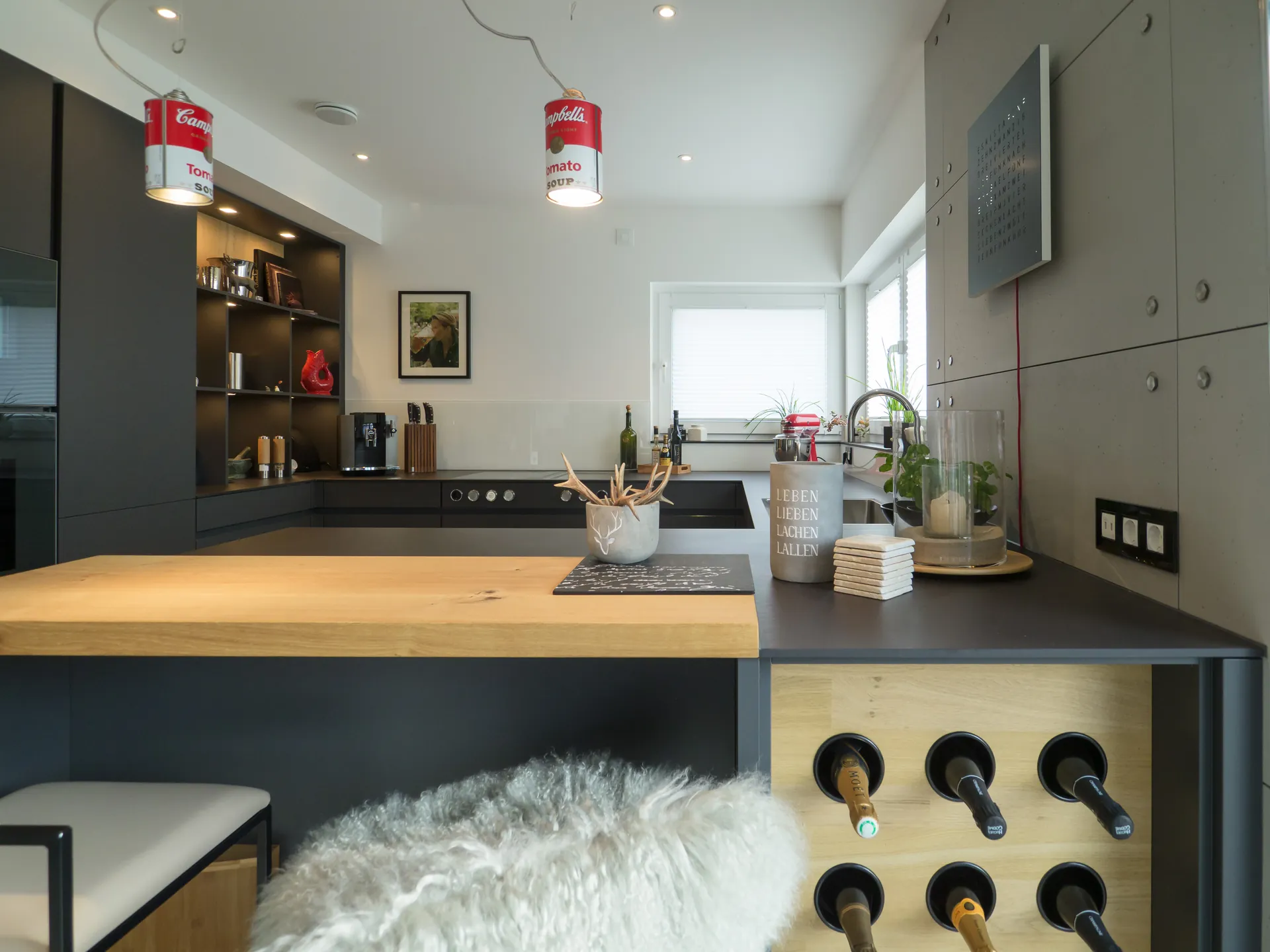 Designküche – Grifflose Küche in Carbongrau mit Gaggenau und Bora