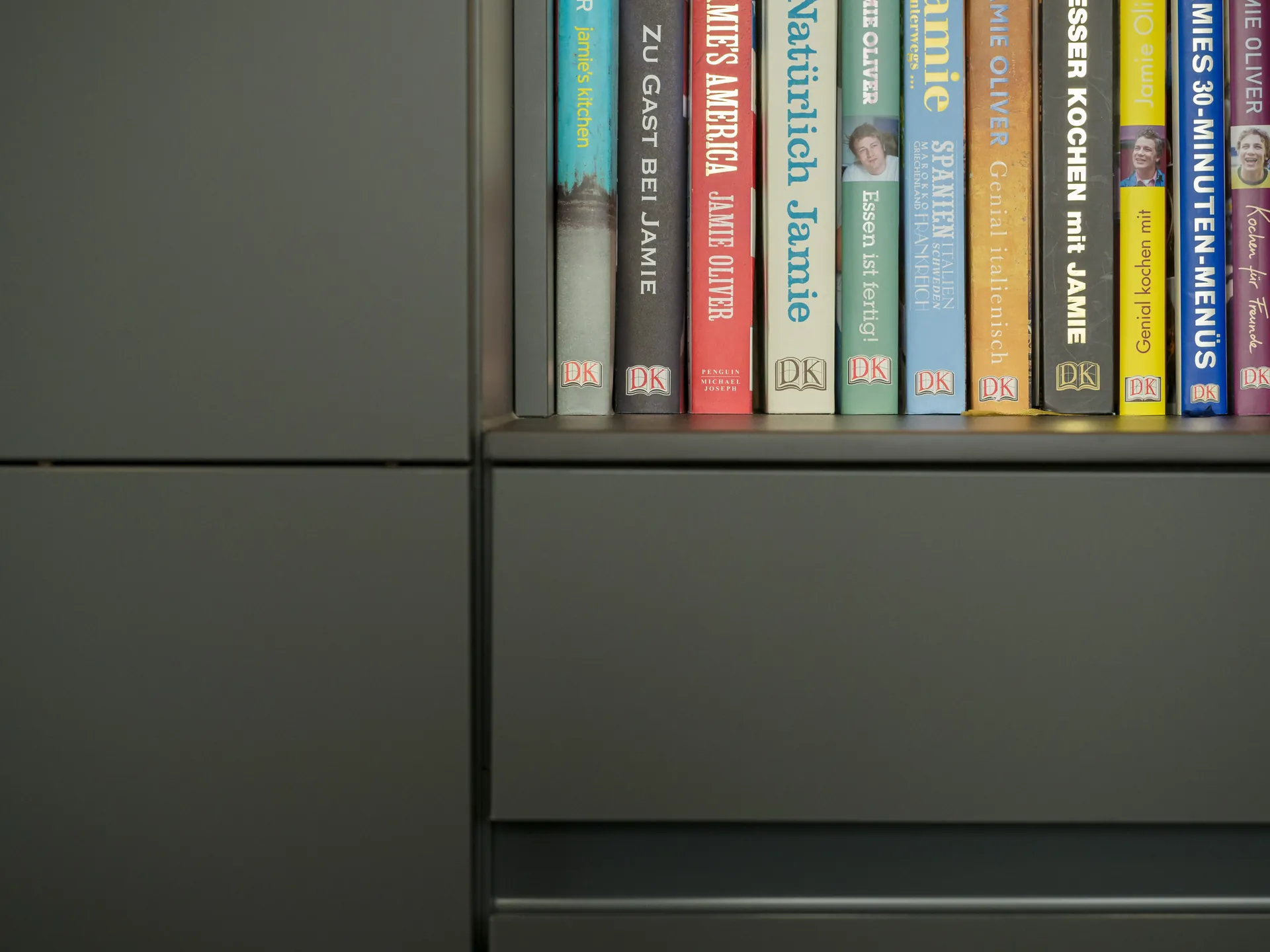 Designküche – Grifflose Küche in Carbongrau mit Gaggenau und Bora