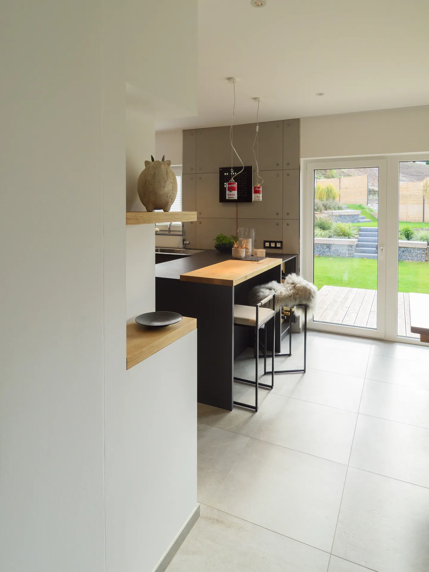 Designküche – Grifflose Küche in Carbongrau mit Gaggenau und Bora