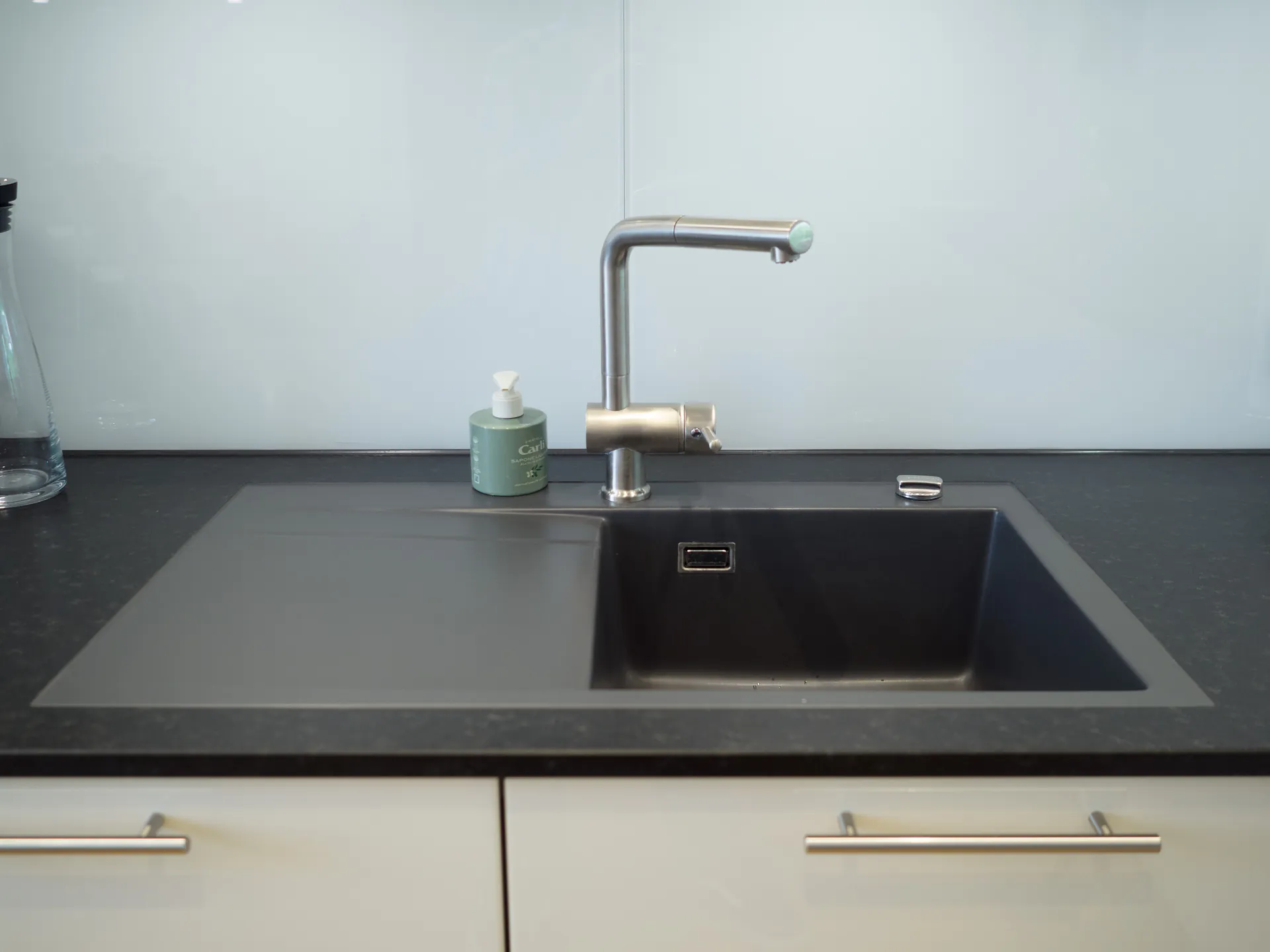 Designküche – Wohnküche mit Durchreiche in Hochglanz Lack
