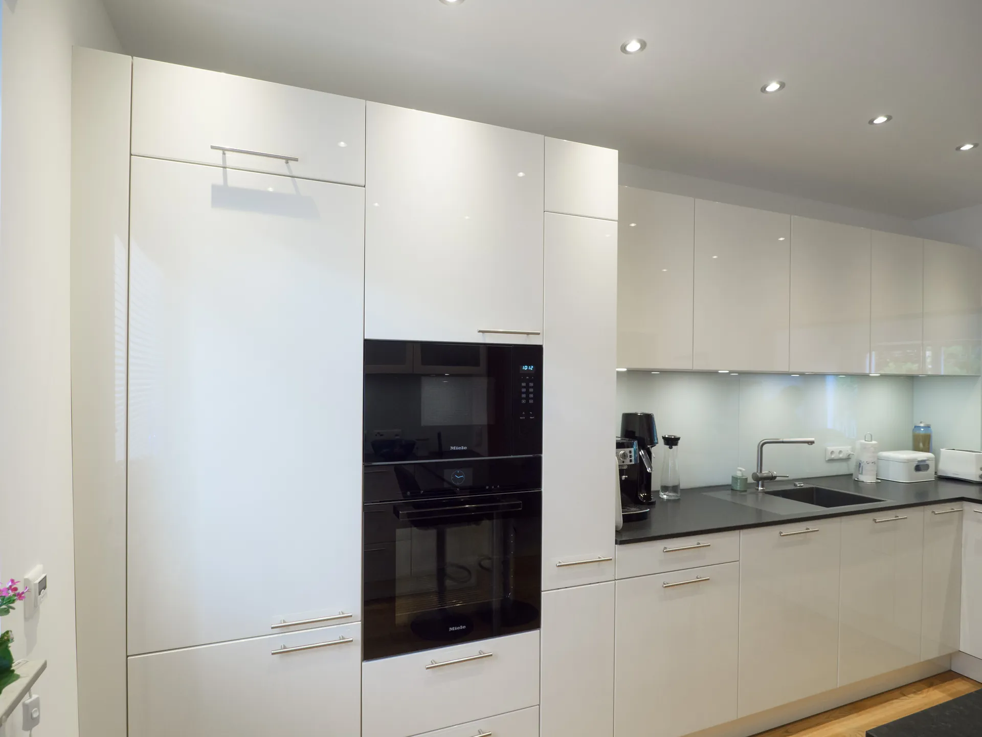 Designküche – Wohnküche mit Durchreiche in Hochglanz Lack