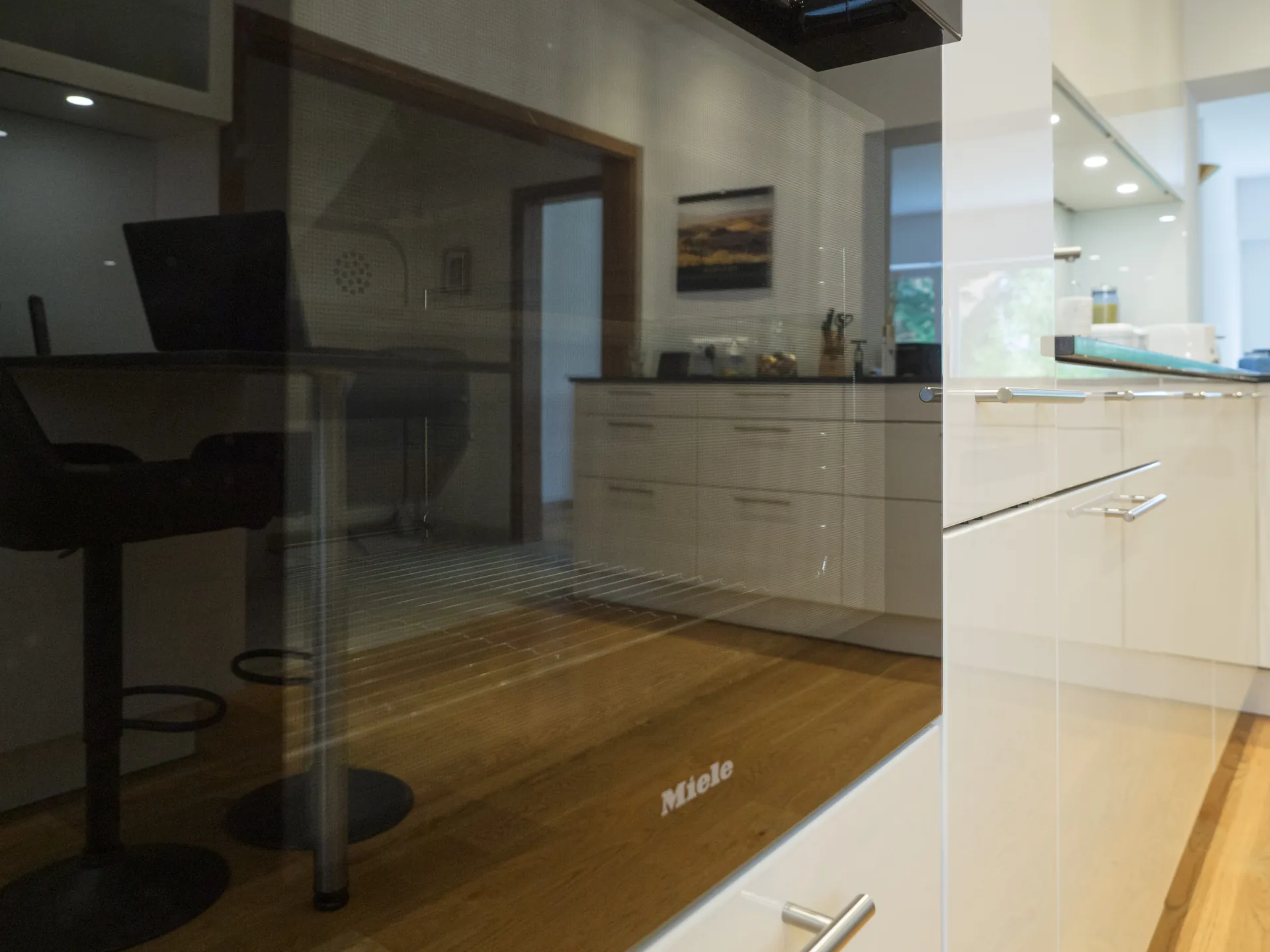 Designküche – Wohnküche mit Durchreiche in Hochglanz Lack