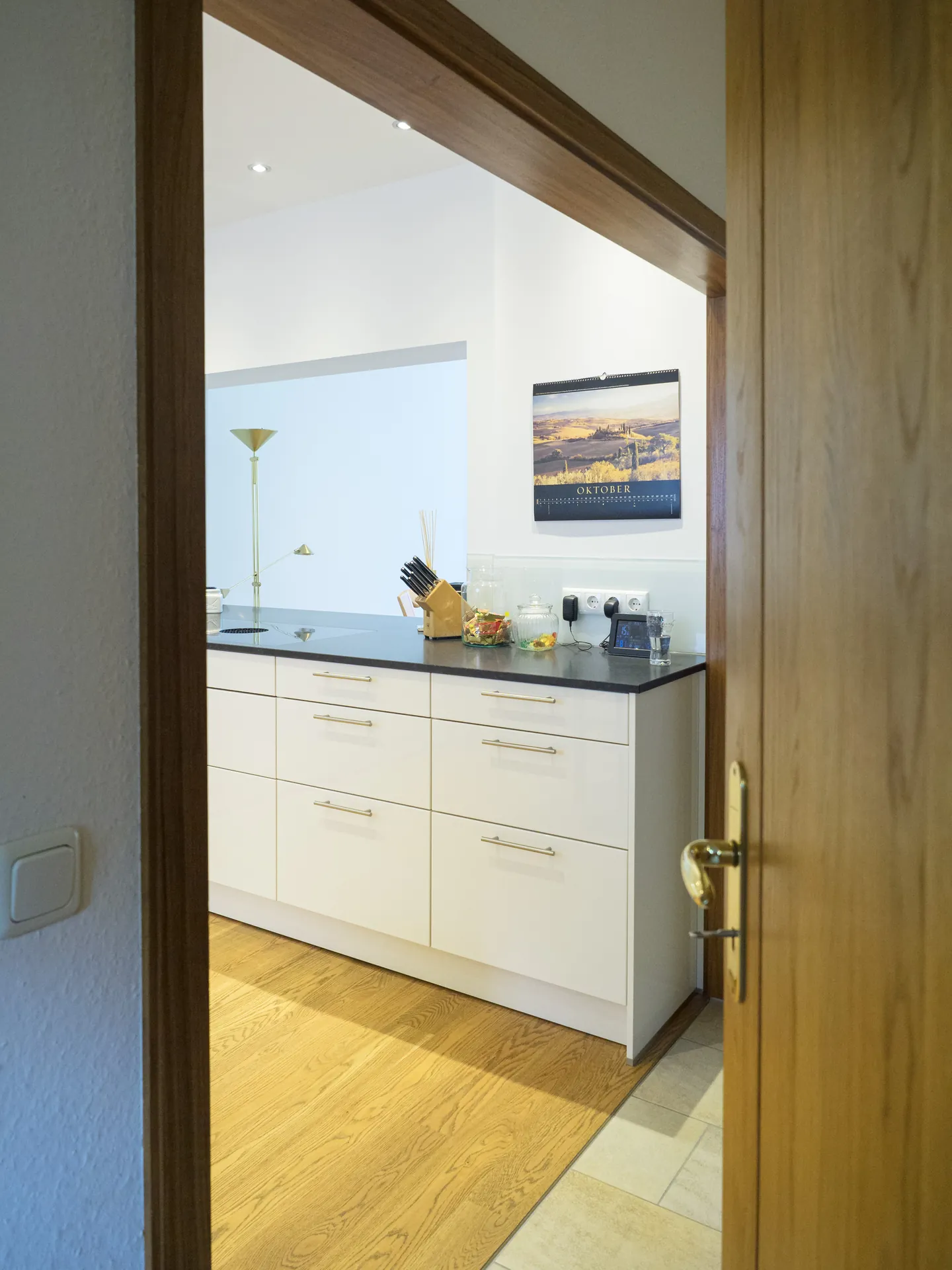 Designküche – Wohnküche mit Durchreiche in Hochglanz Lack