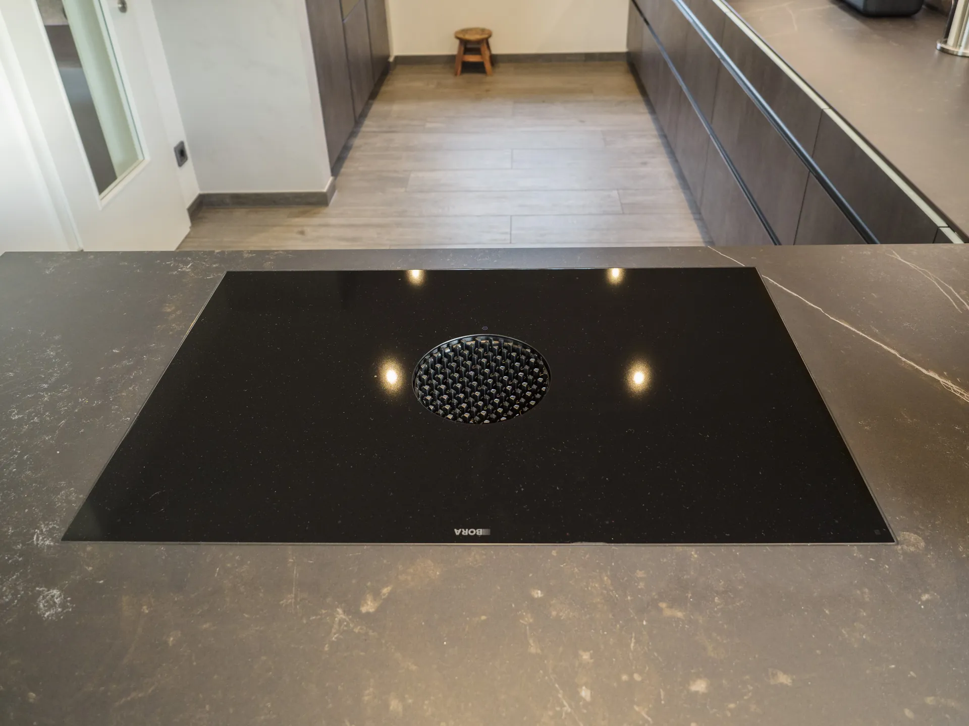 Designküche in Betonoptik – Grifflose Küche mit Hängeschränken