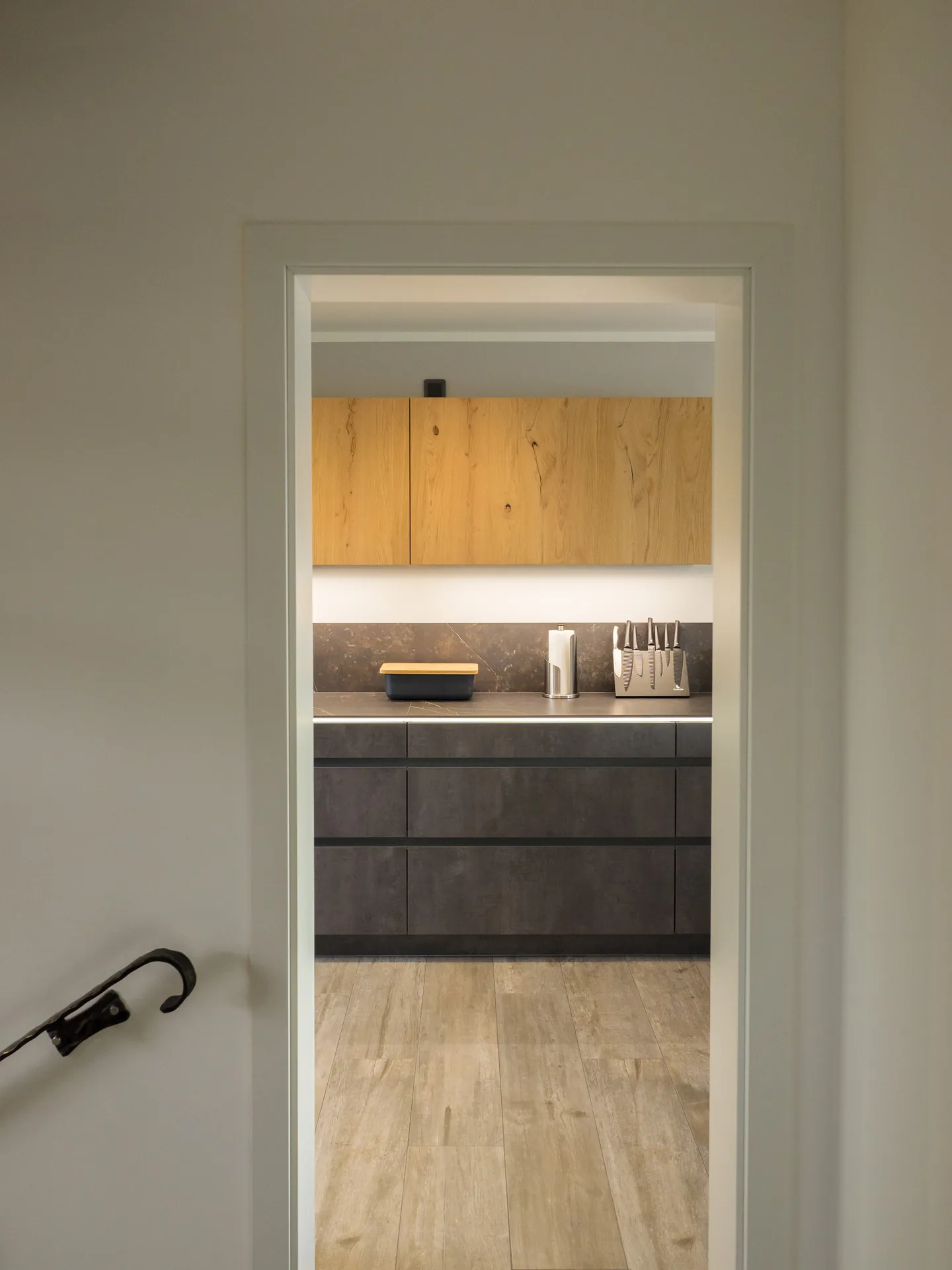 Designküche in Betonoptik – Grifflose Küche mit Hängeschränken