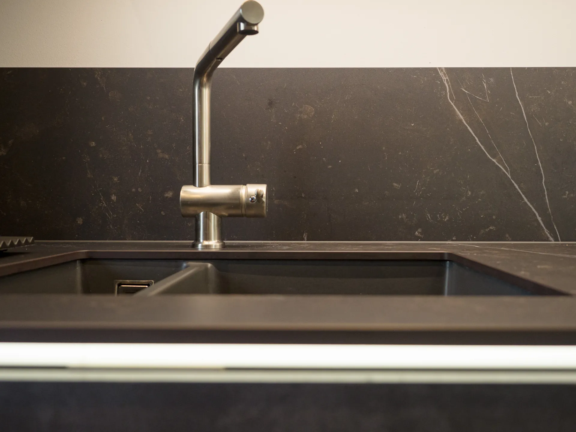 Designküche in Betonoptik – Grifflose Küche mit Hängeschränken