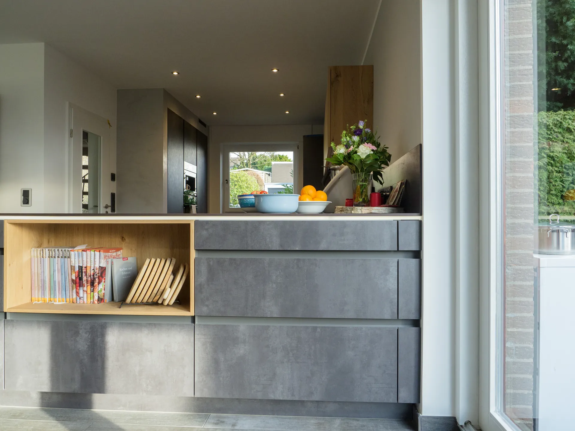 Designküche in Betonoptik – Grifflose Küche mit Hängeschränken