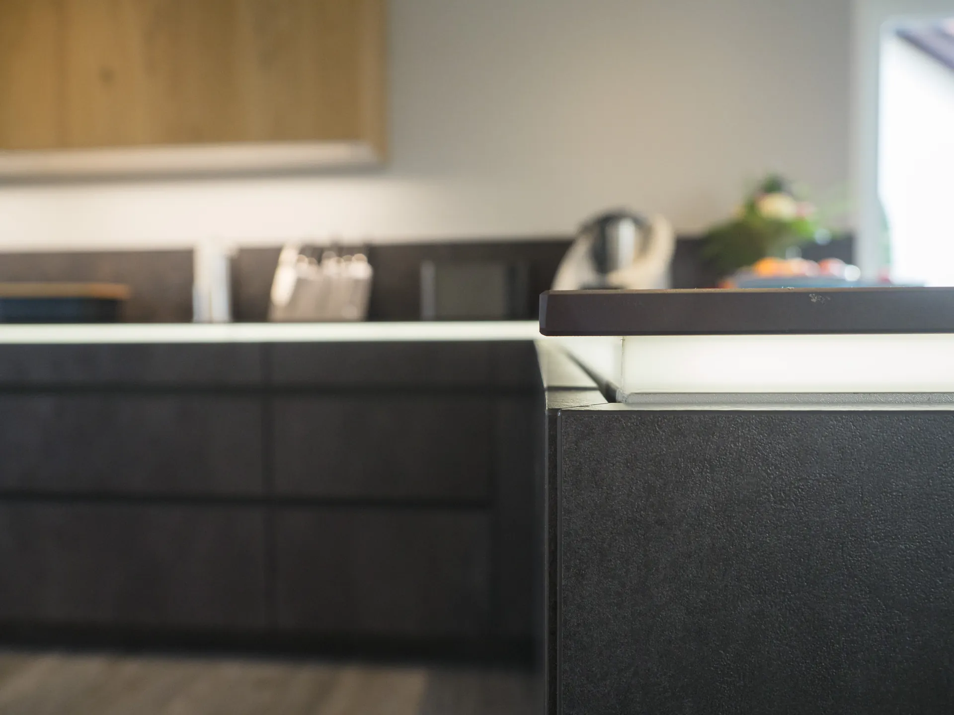 Designküche in Betonoptik – Grifflose Küche mit Hängeschränken