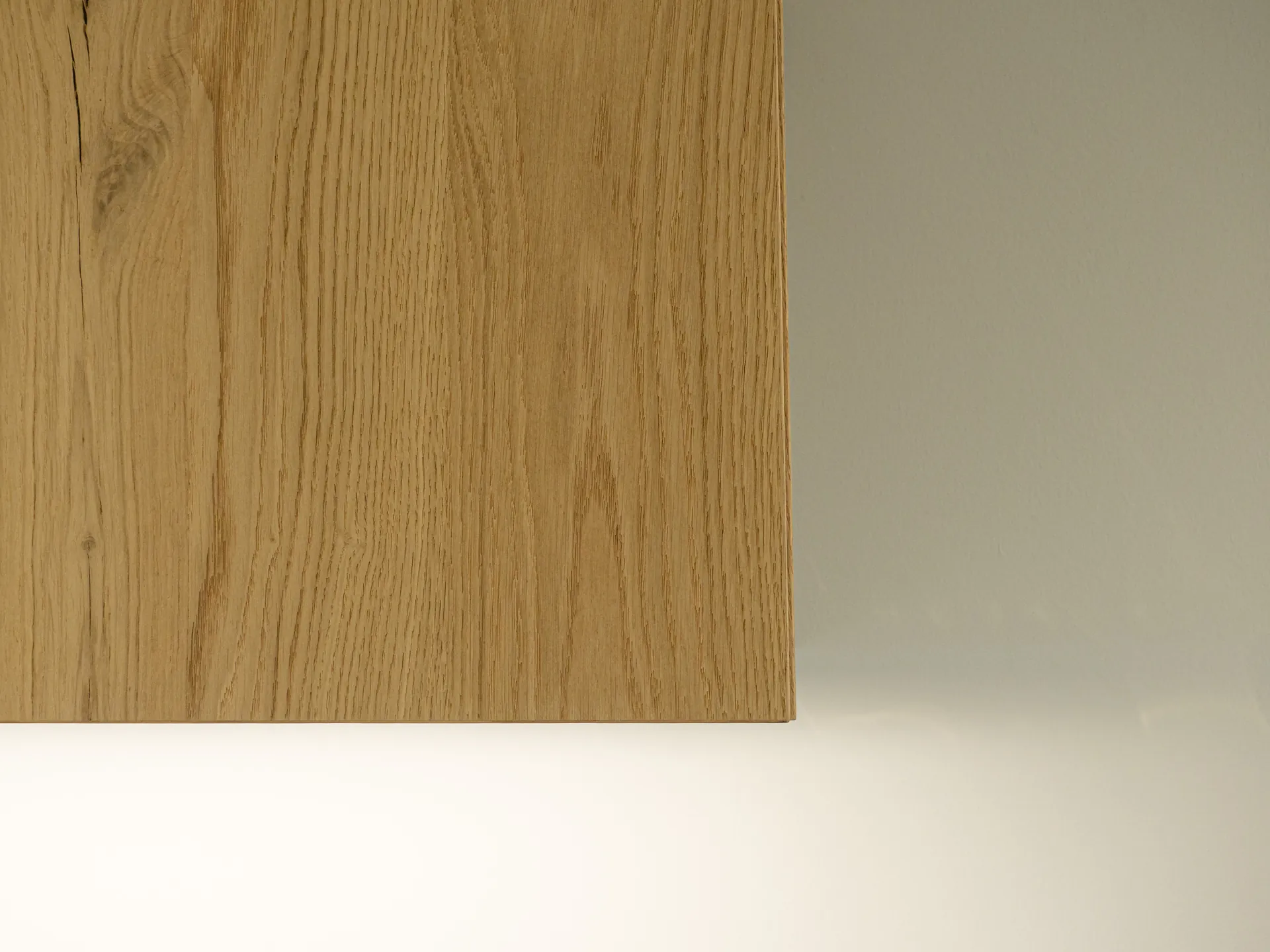 Designküche in Betonoptik – Grifflose Küche mit Hängeschränken