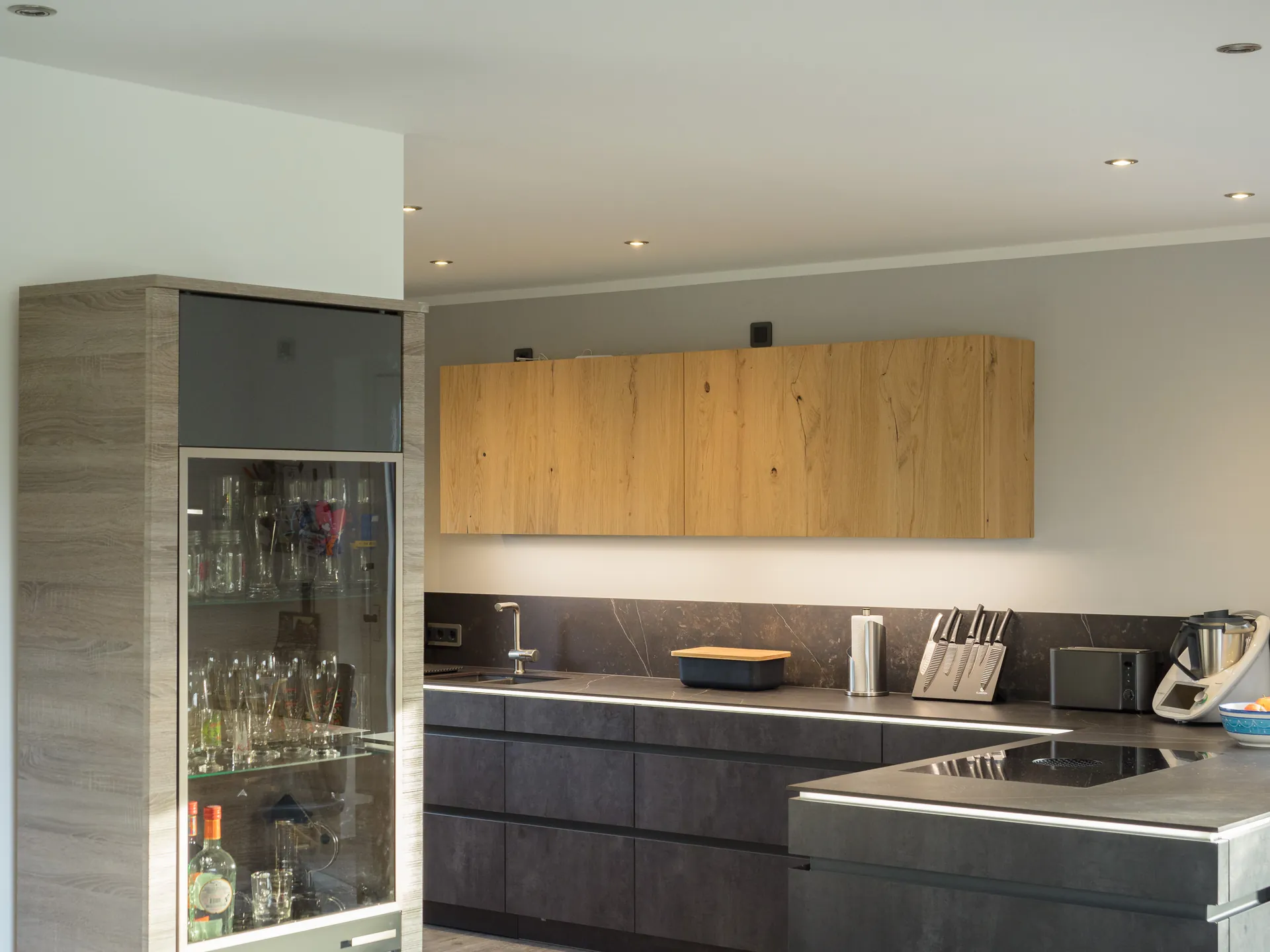 Designküche in Betonoptik – Grifflose Küche mit Hängeschränken