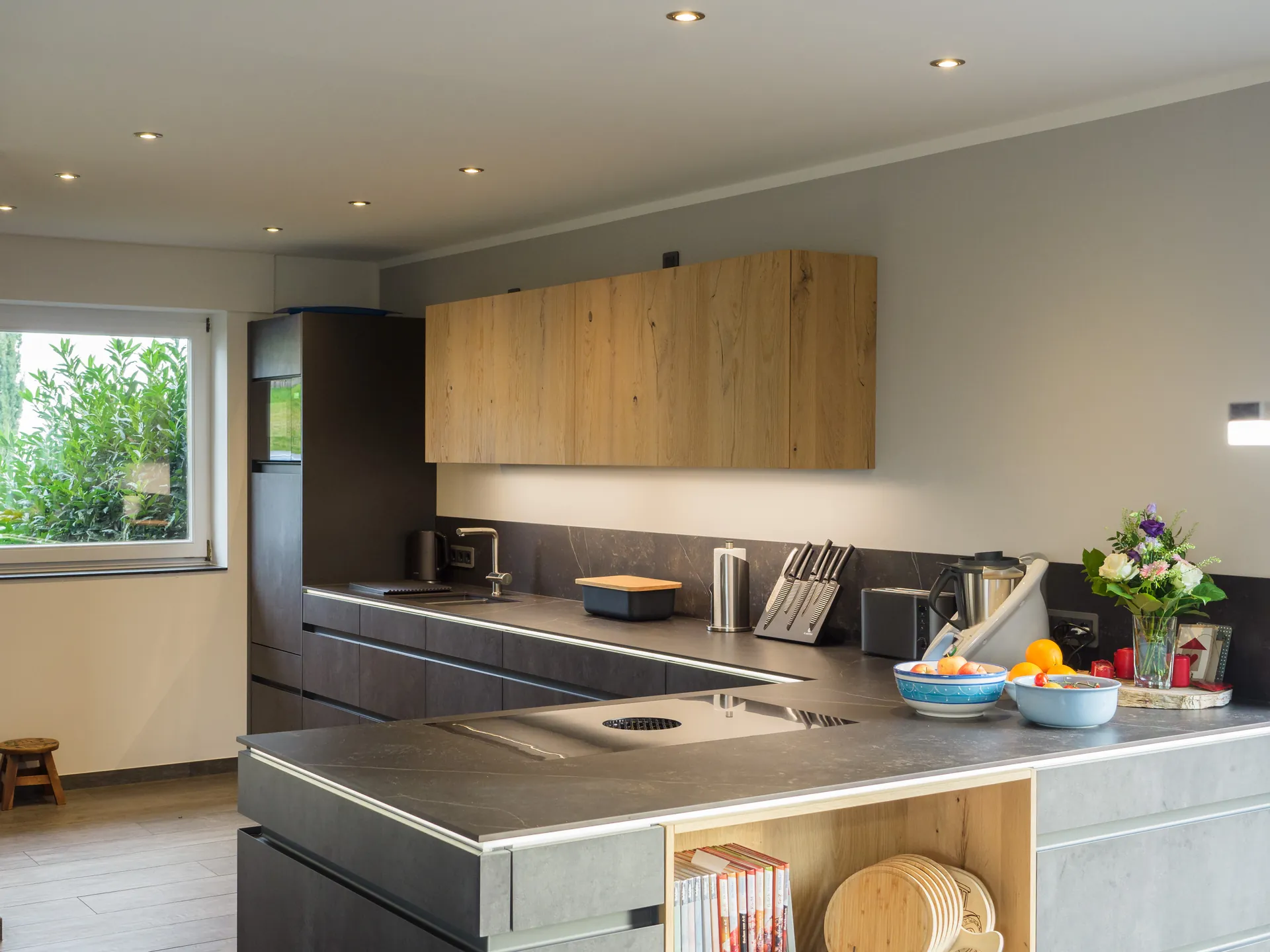 Designküche in Betonoptik – Grifflose Küche mit Hängeschränken