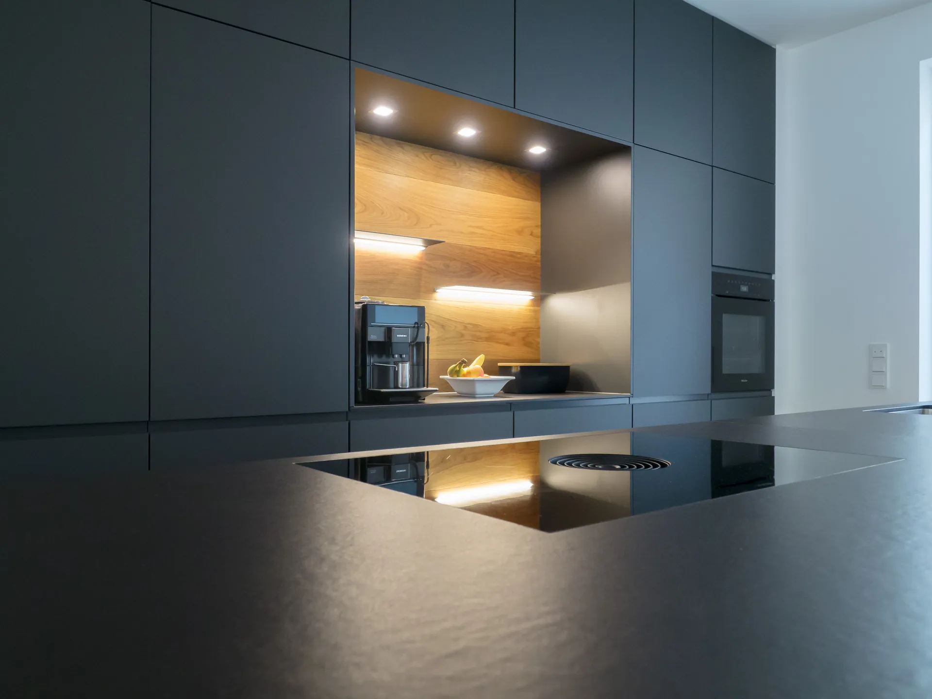 Designküche – Offene Wohnküche in Carbongrau mit Dekton