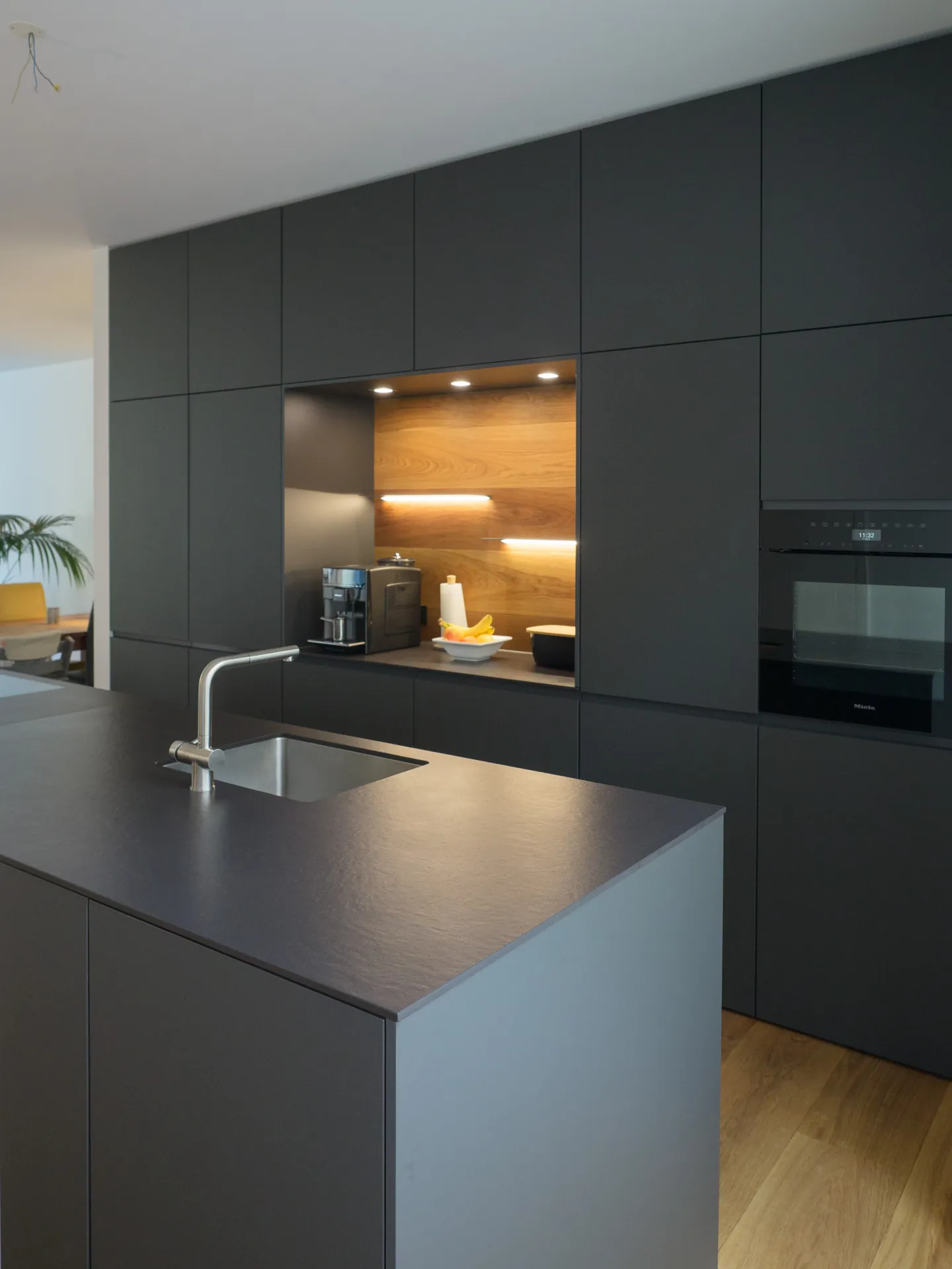 Designküche – Offene Wohnküche in Carbongrau mit Dekton