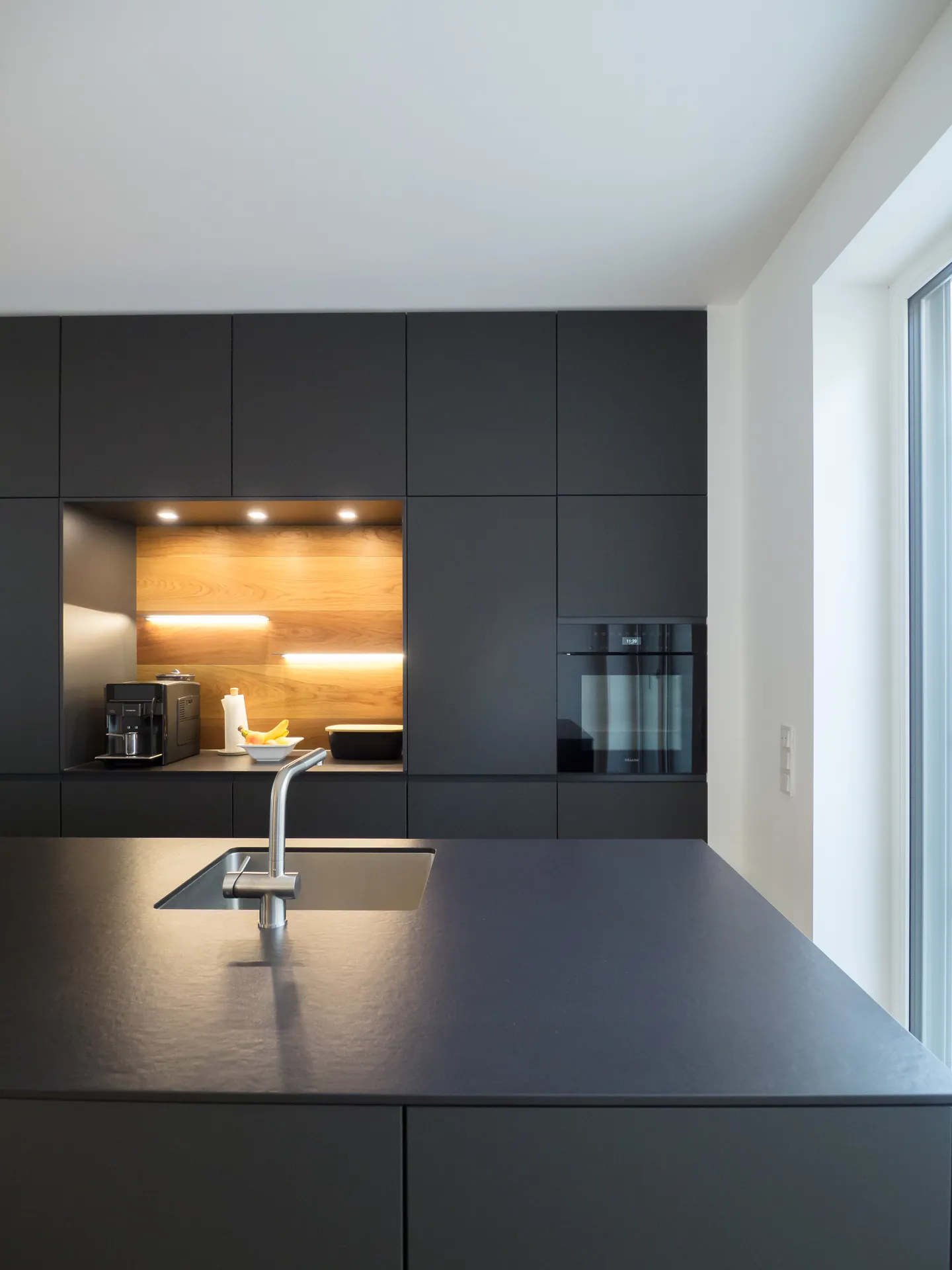 Designküche – Offene Wohnküche in Carbongrau mit Dekton