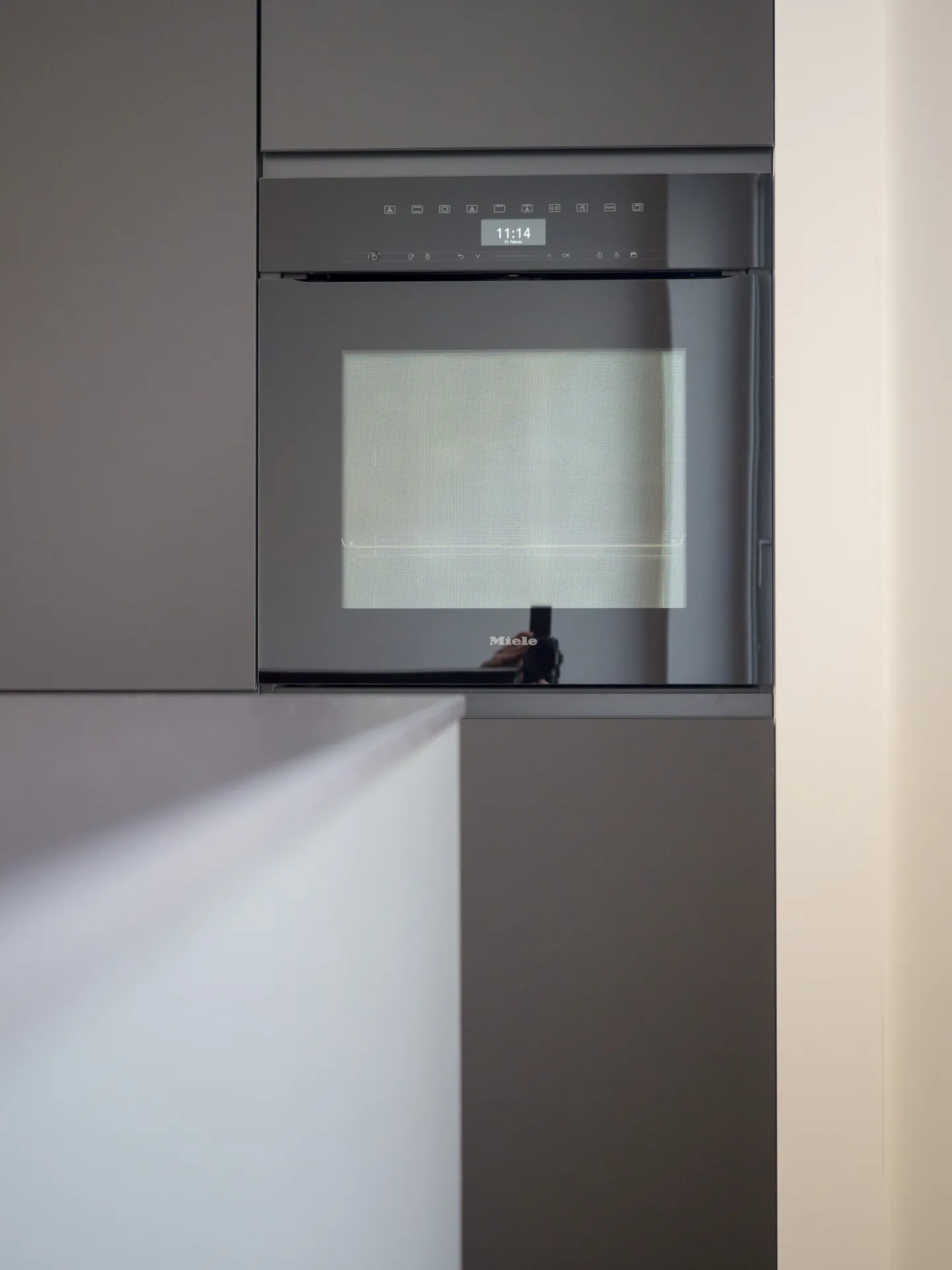 Designküche – Offene Wohnküche in Carbongrau mit Dekton