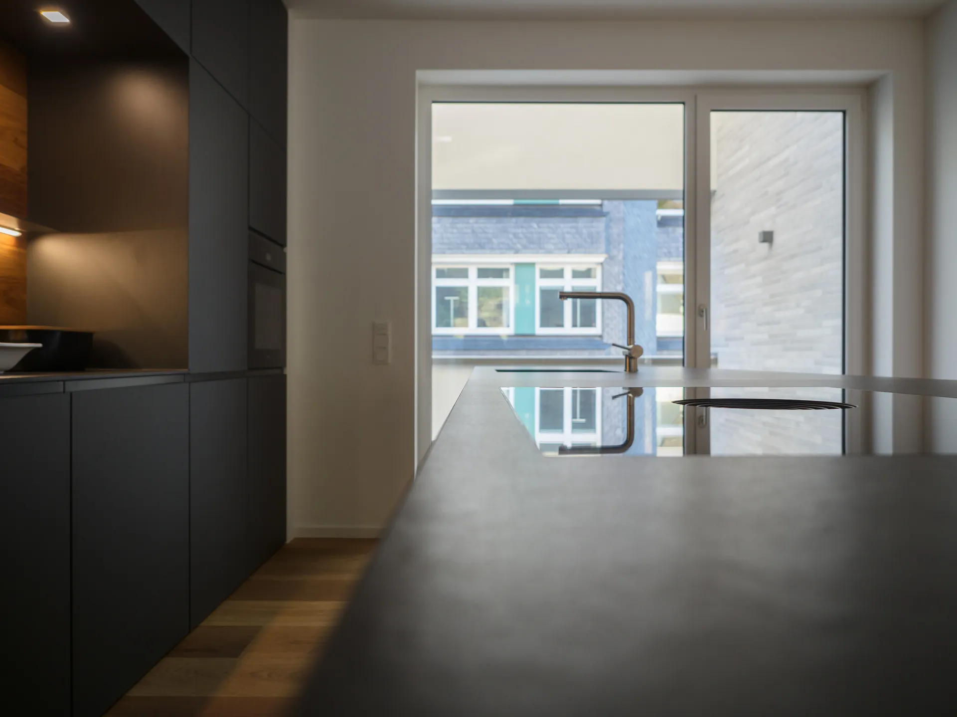 Designküche – Offene Wohnküche in Carbongrau mit Dekton