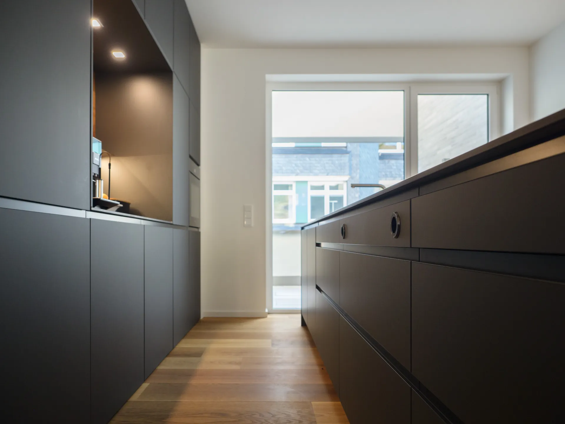 Designküche – Offene Wohnküche in Carbongrau mit Dekton