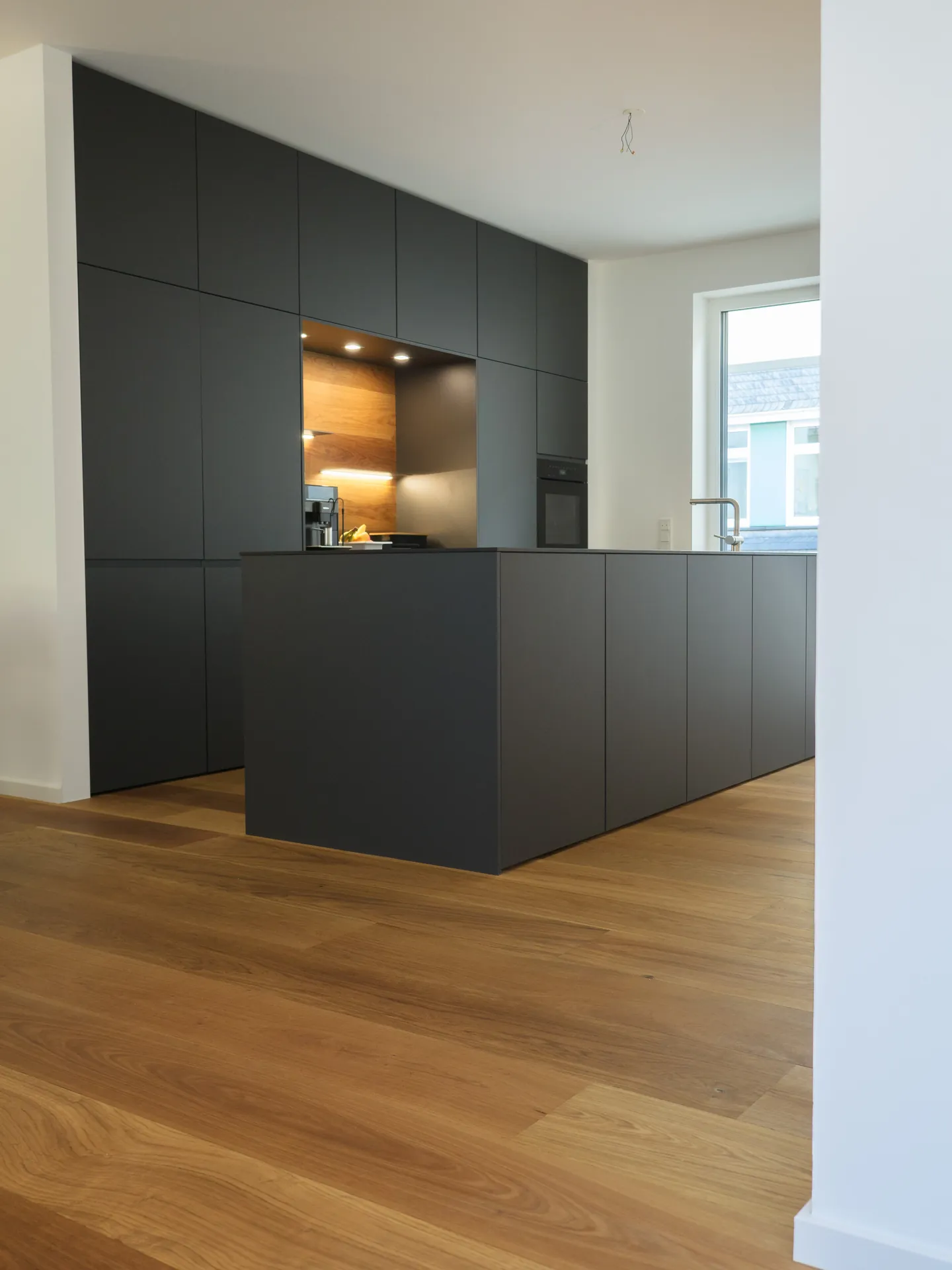 Designküche – Offene Wohnküche in Carbongrau mit Dekton