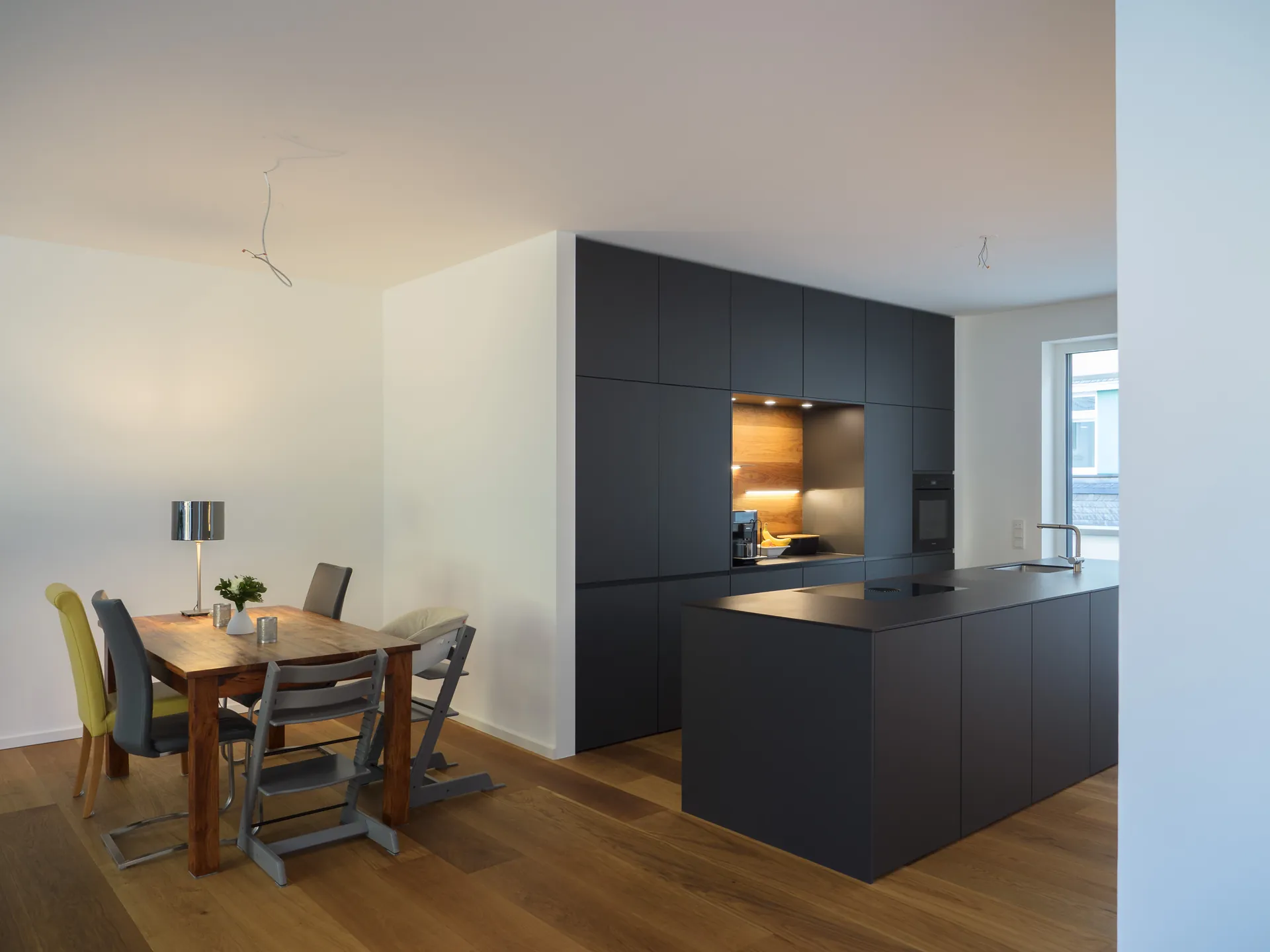 Designküche – Offene Wohnküche in Carbongrau mit Dekton