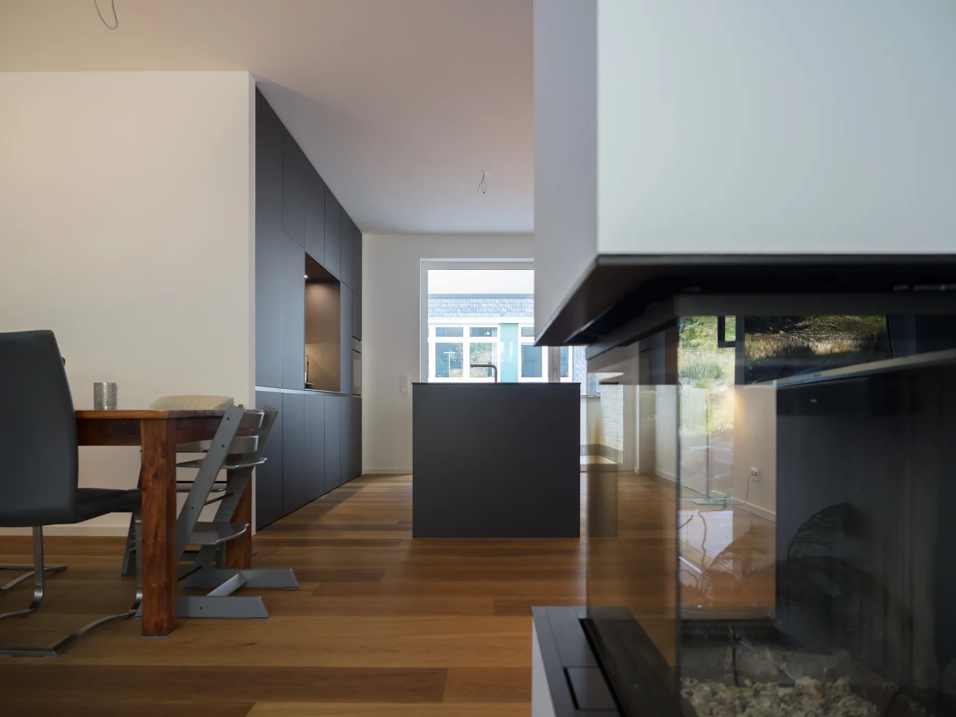 Designküche – Offene Wohnküche in Carbongrau mit Dekton