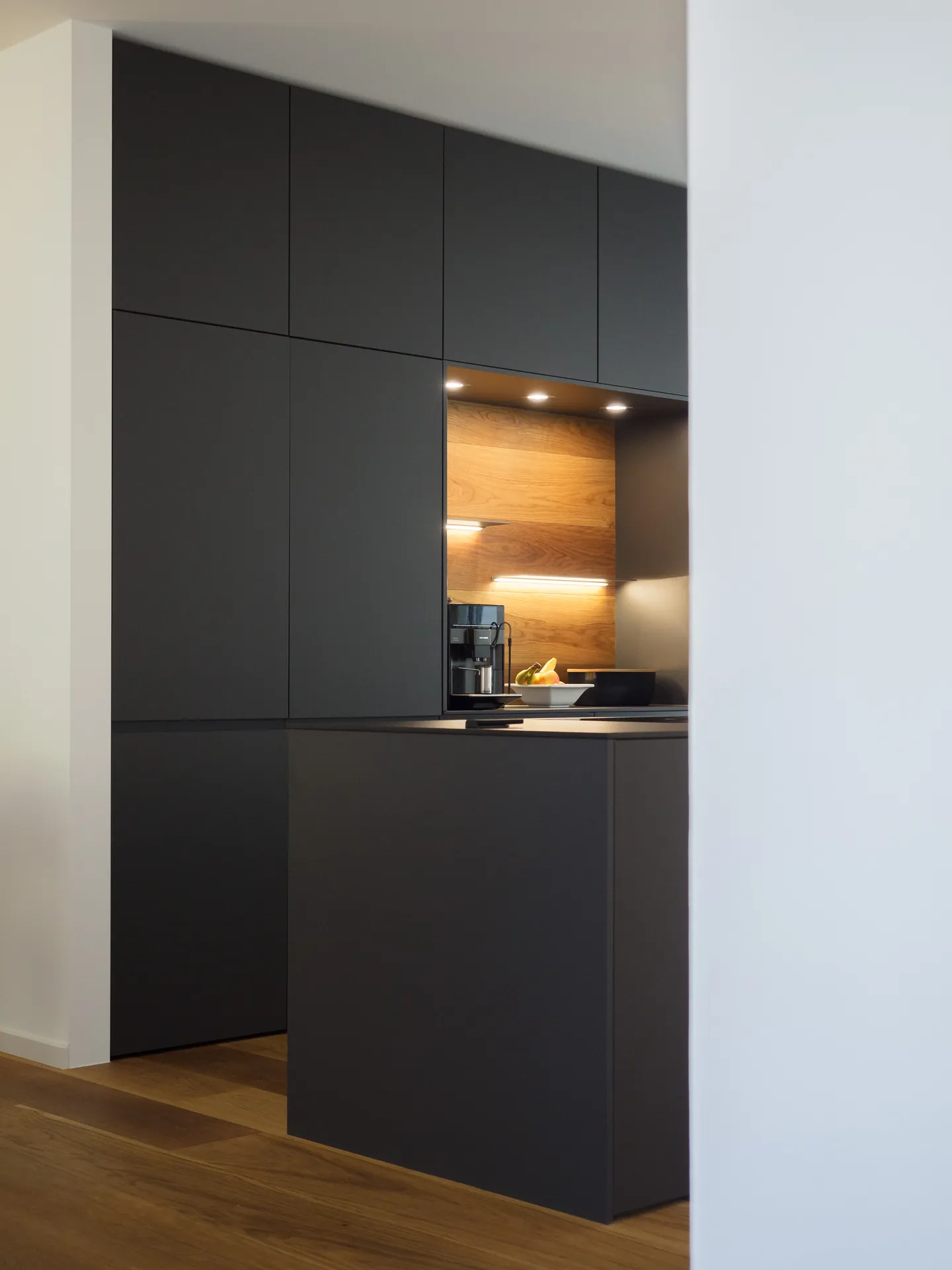 Designküche – Offene Wohnküche in Carbongrau mit Dekton