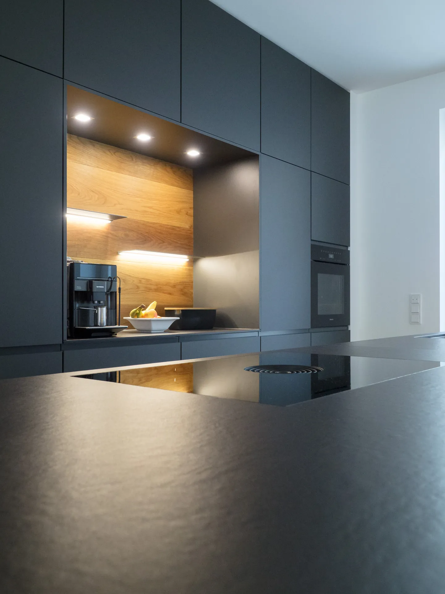 Designküche – Offene Wohnküche in Carbongrau mit Dekton