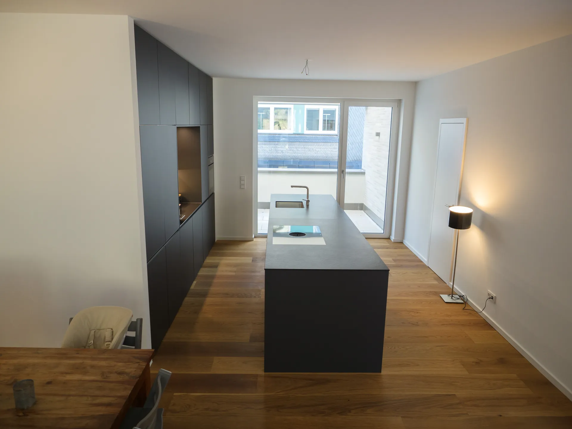 Designküche – Offene Wohnküche in Carbongrau mit Dekton
