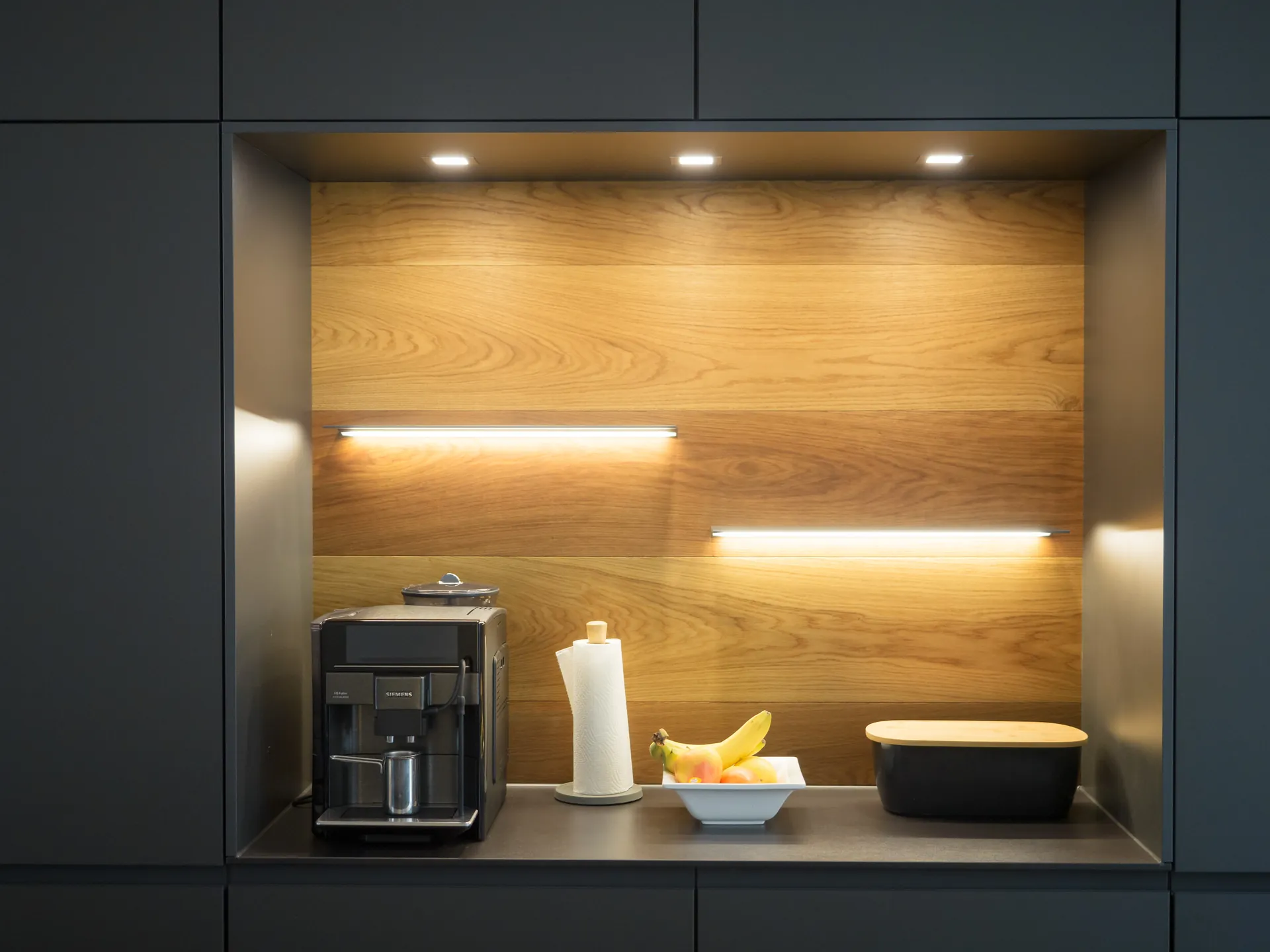 Designküche – Offene Wohnküche in Carbongrau mit Dekton