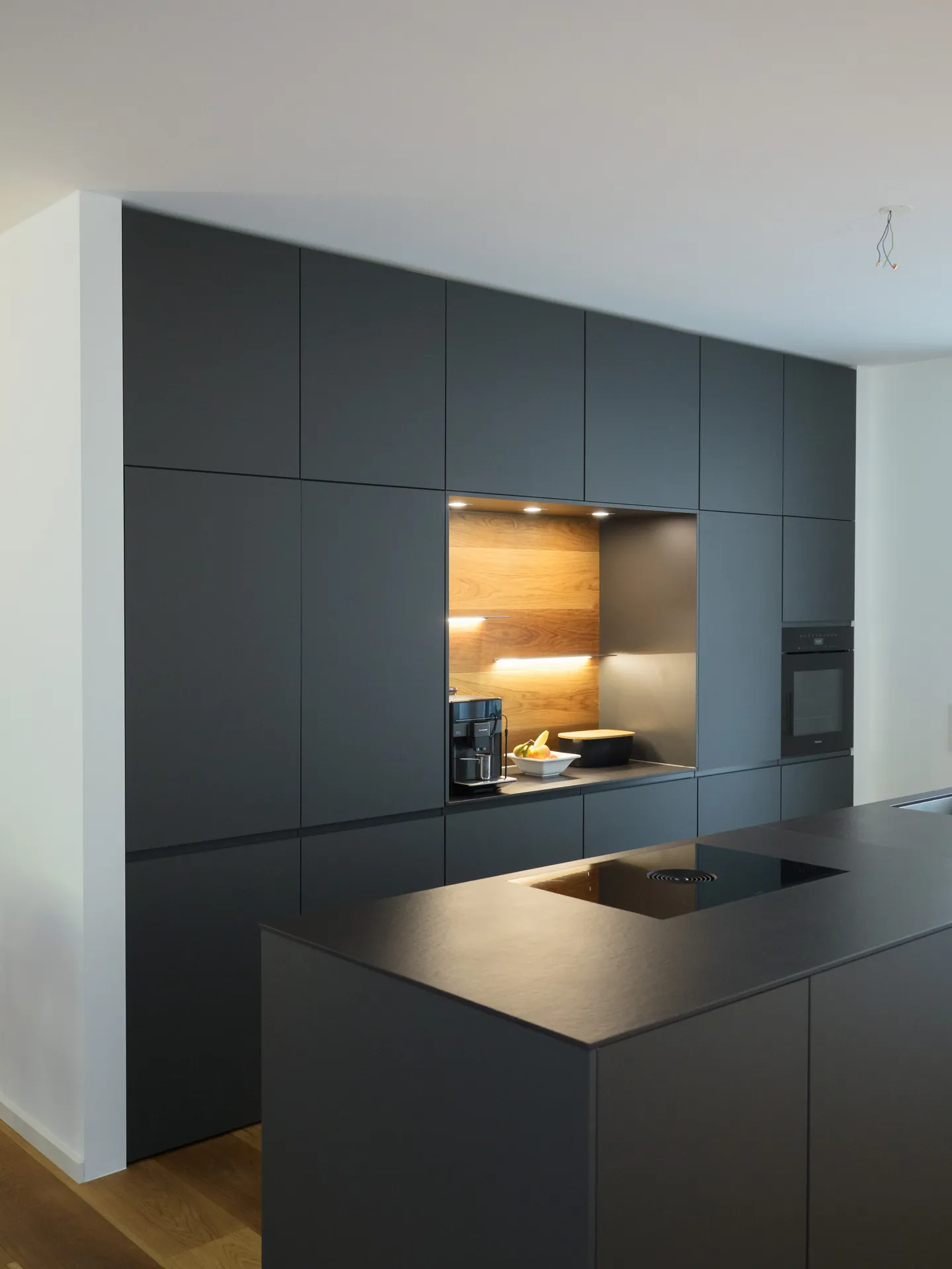 Designküche – Offene Wohnküche in Carbongrau mit Dekton