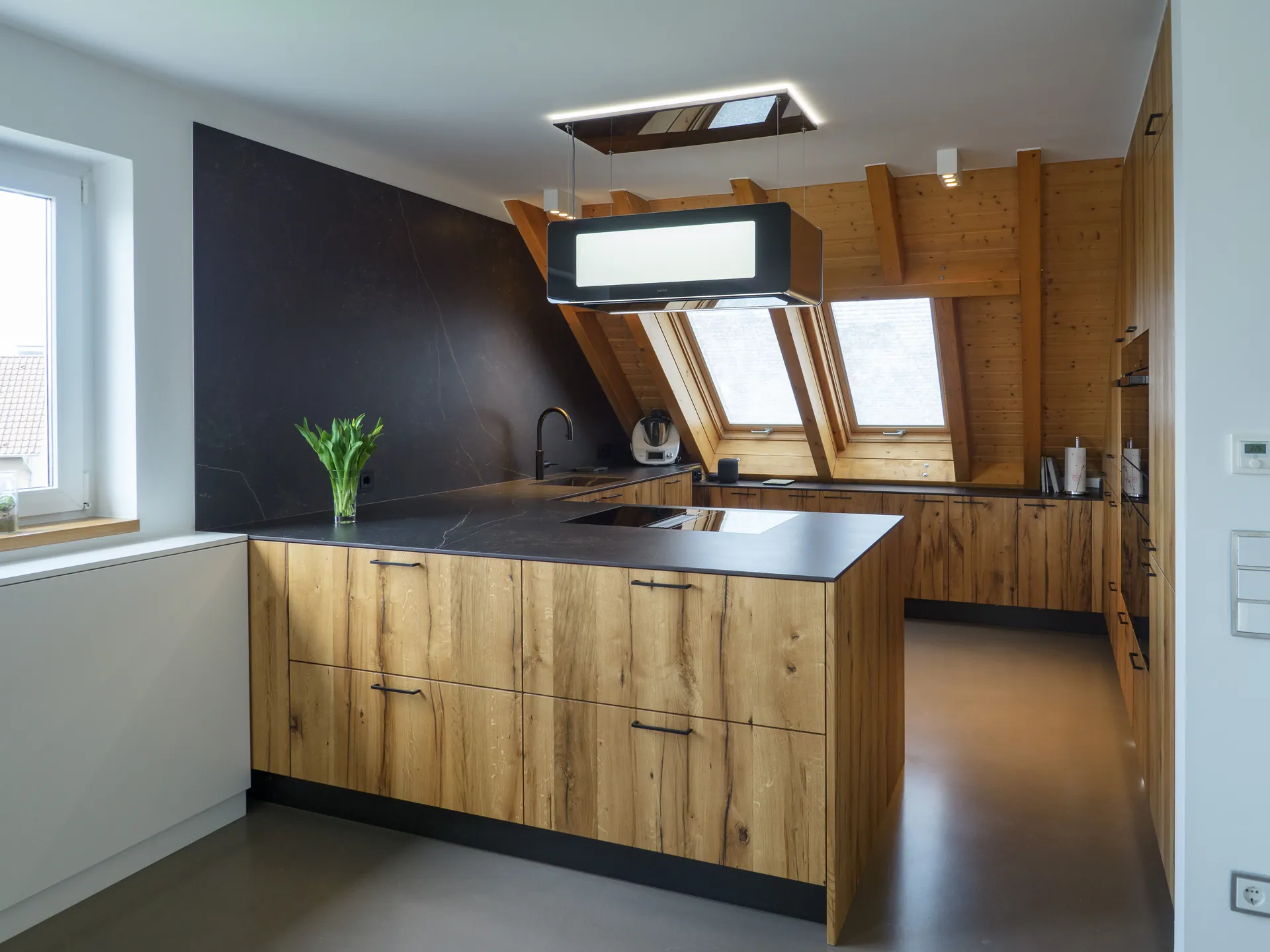Designküche – Maßgefertigte Küche aus Alteiche im Dachgeschoss