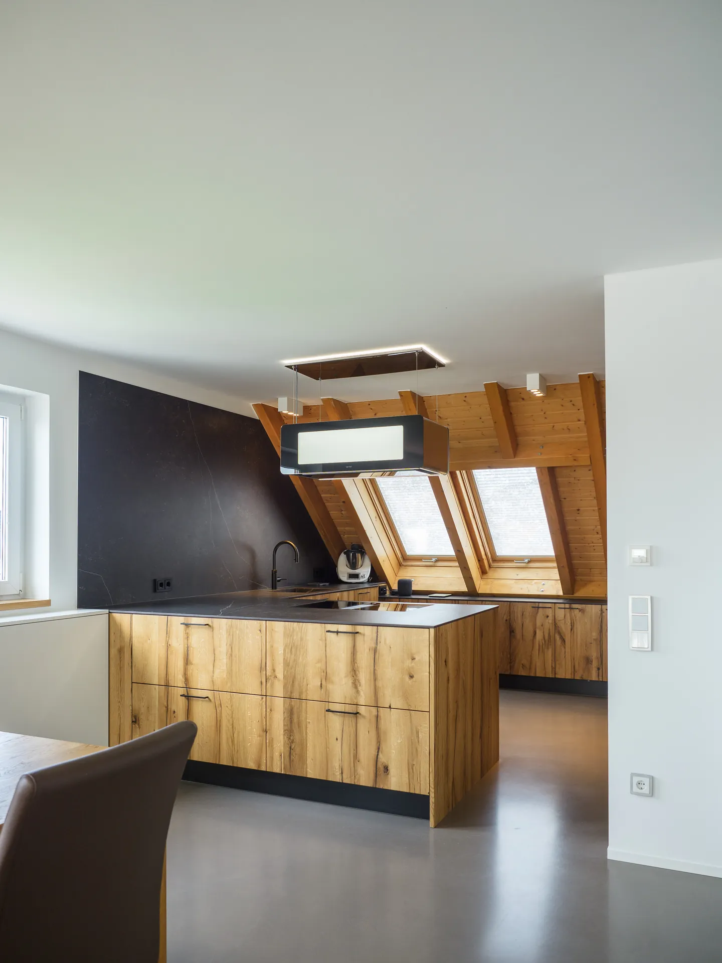 Designküche – Maßgefertigte Küche aus Alteiche im Dachgeschoss