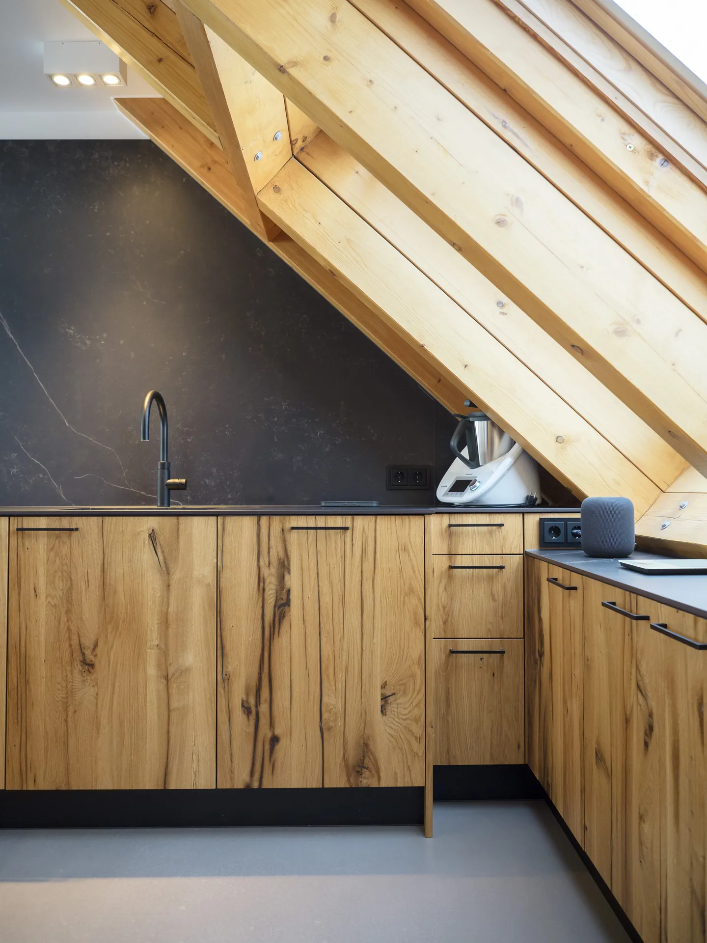 Designküche – Maßgefertigte Küche aus Alteiche im Dachgeschoss