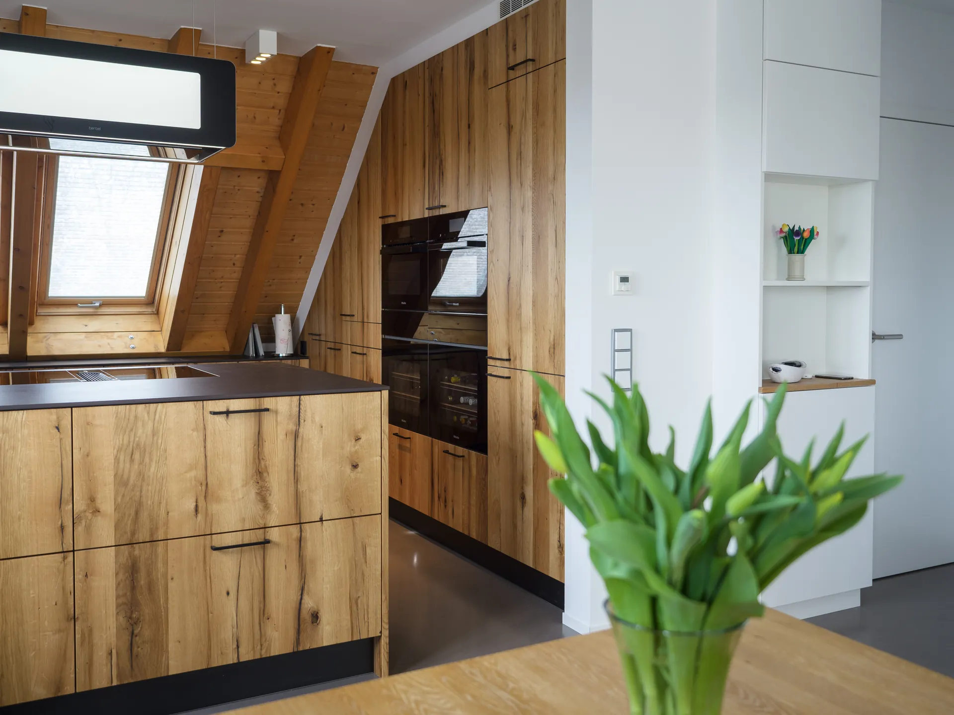 Designküche – Maßgefertigte Küche aus Alteiche im Dachgeschoss