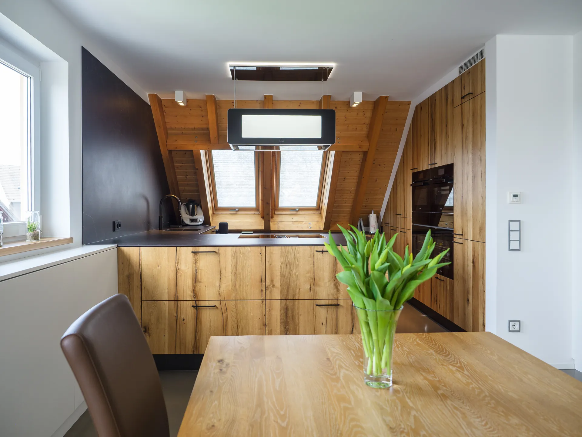 Designküche – Maßgefertigte Küche aus Alteiche im Dachgeschoss