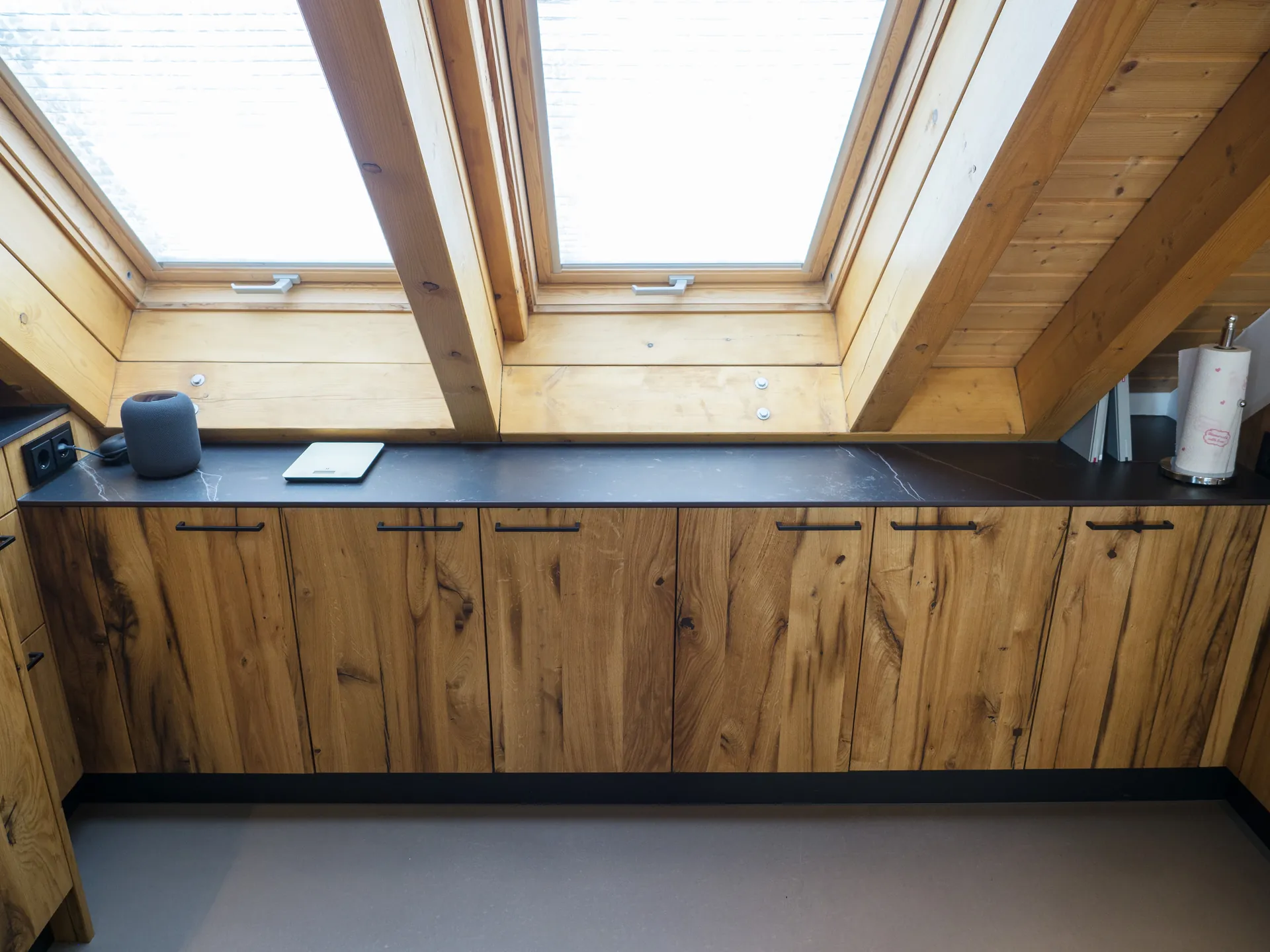 Designküche – Maßgefertigte Küche aus Alteiche im Dachgeschoss