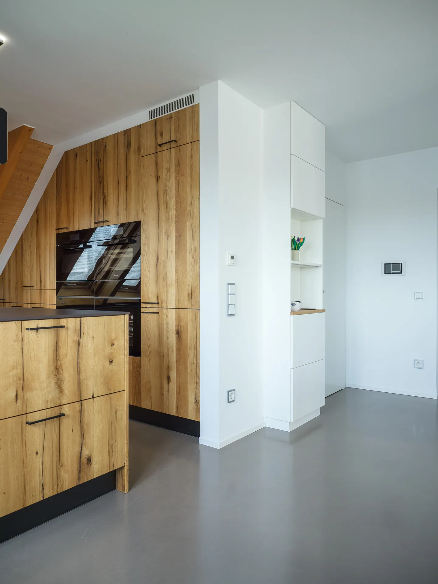 Designküche – Maßgefertigte Küche aus Alteiche im Dachgeschoss