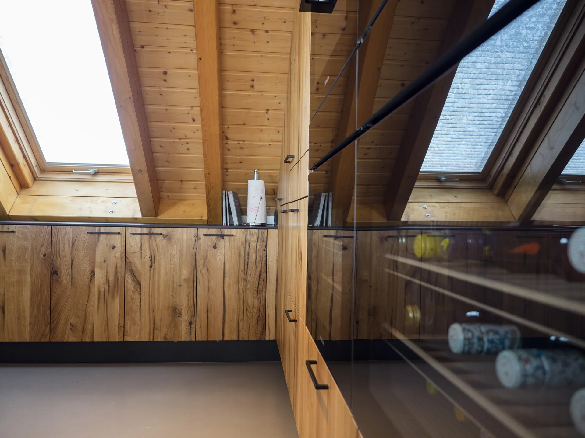 Designküche – Maßgefertigte Küche aus Alteiche im Dachgeschoss