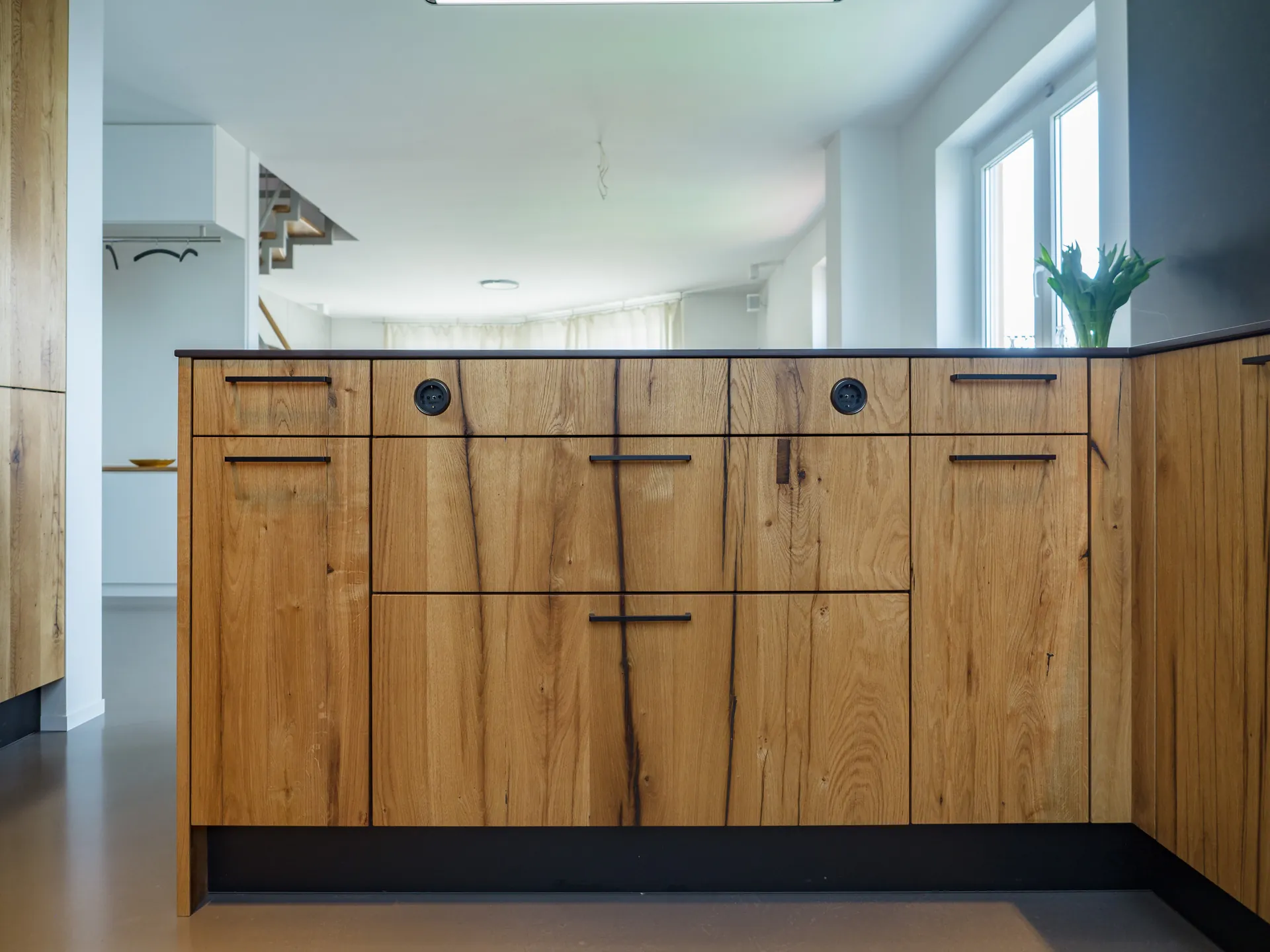 Designküche – Maßgefertigte Küche aus Alteiche im Dachgeschoss
