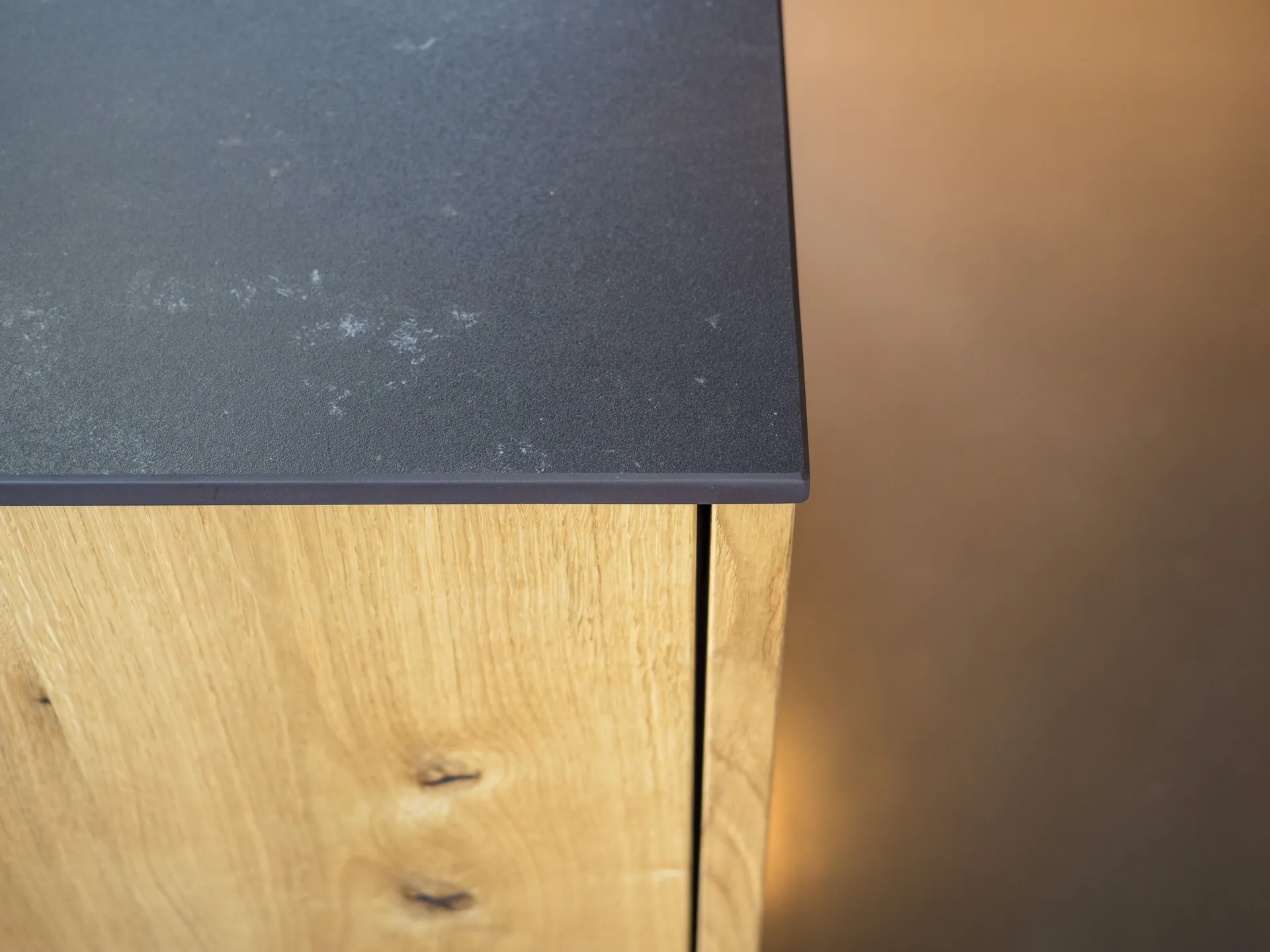 Designküche – Maßgefertigte Küche aus Alteiche im Dachgeschoss