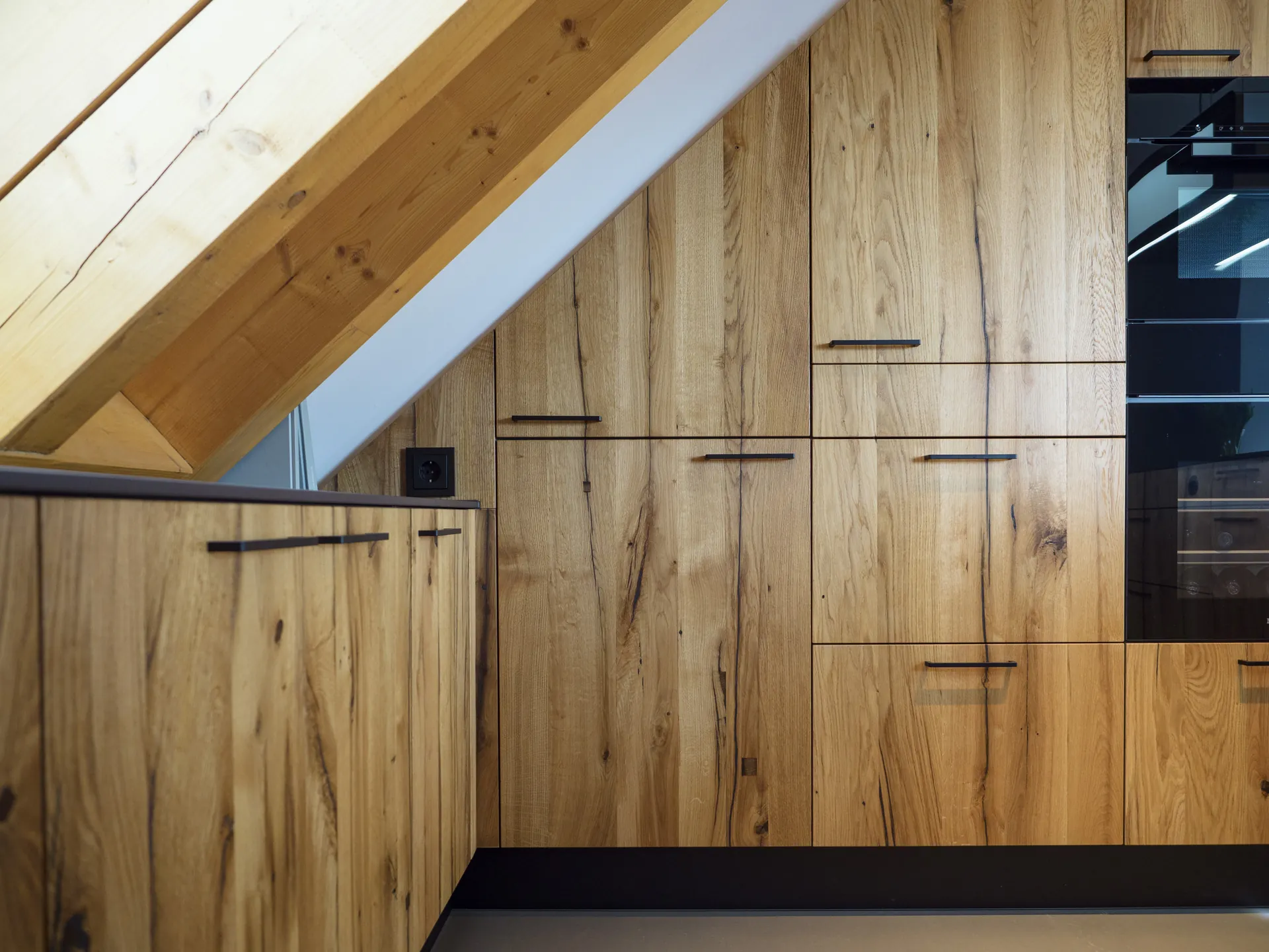 Designküche – Maßgefertigte Küche aus Alteiche im Dachgeschoss