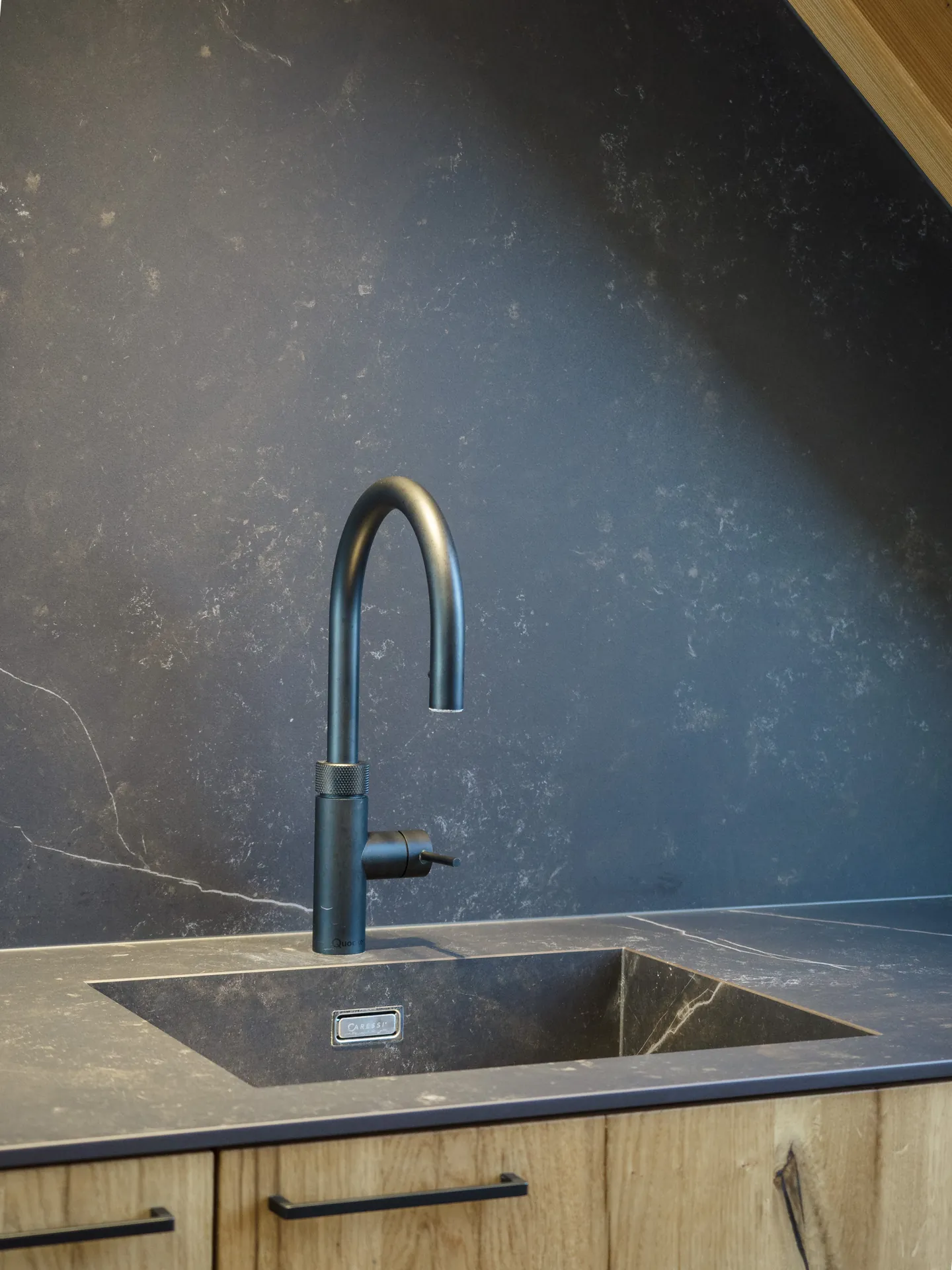 Designküche – Maßgefertigte Küche aus Alteiche im Dachgeschoss