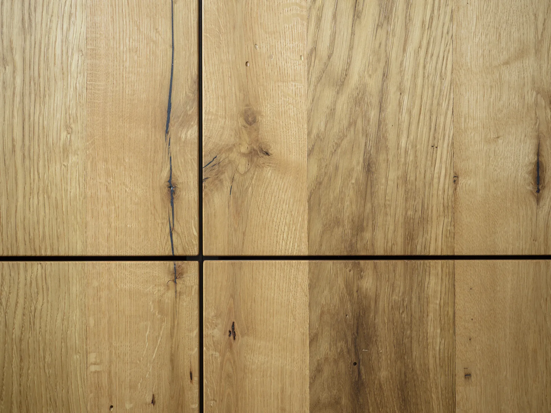 Designküche – Maßgefertigte Küche aus Alteiche im Dachgeschoss