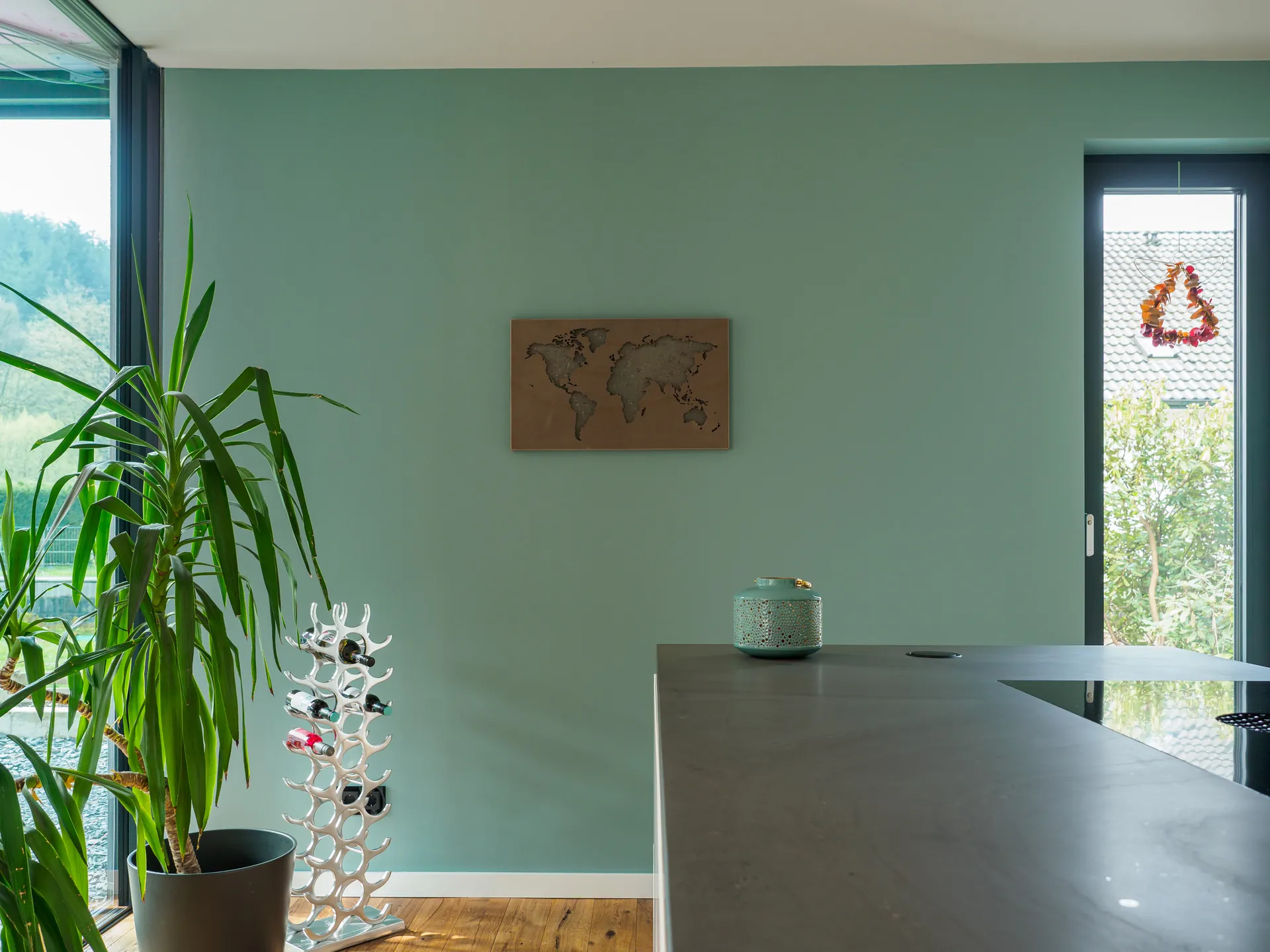 Designküche mit Kochinsel – Grifflose Wohnküche mit großer Insel