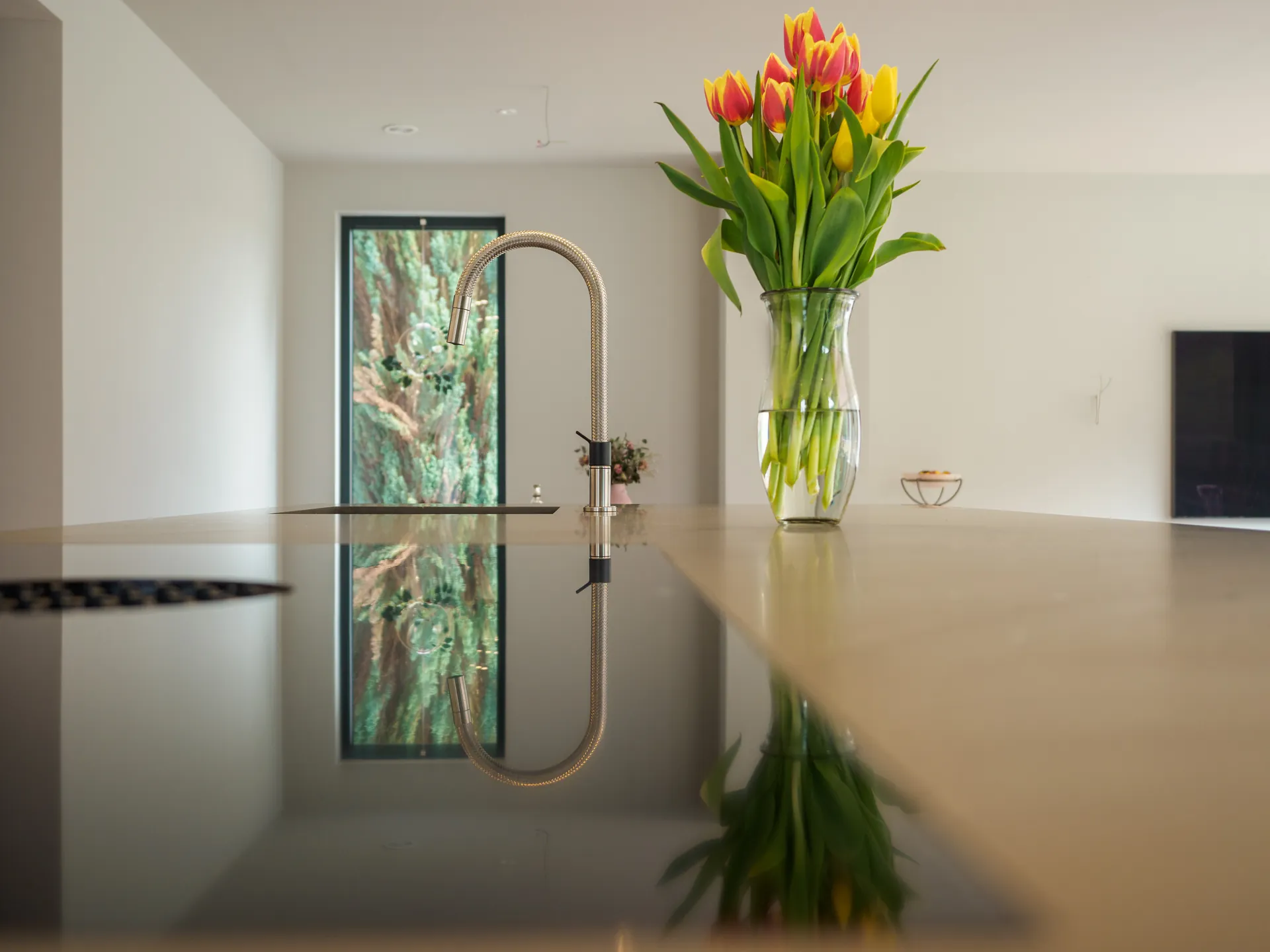 Designküche mit Kochinsel – Grifflose Wohnküche mit großer Insel