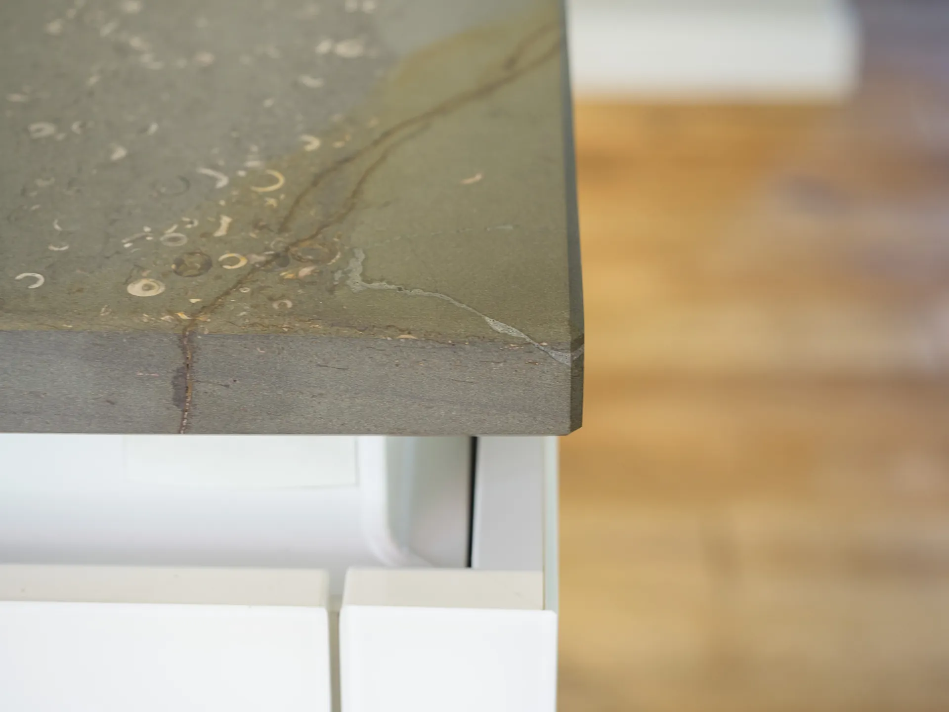 Designküche mit Kochinsel – Grifflose Wohnküche mit großer Insel