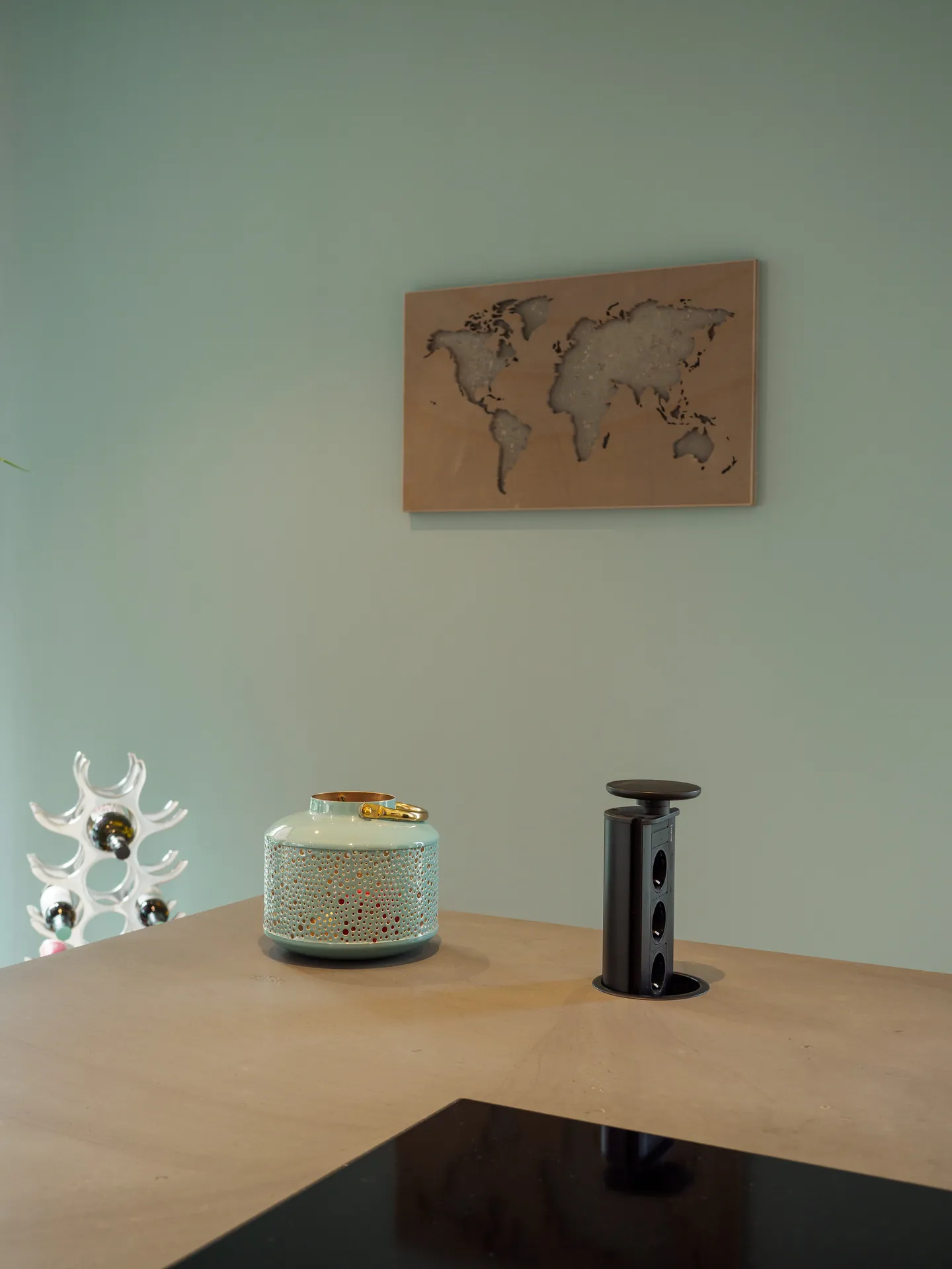 Designküche mit Kochinsel – Grifflose Wohnküche mit großer Insel