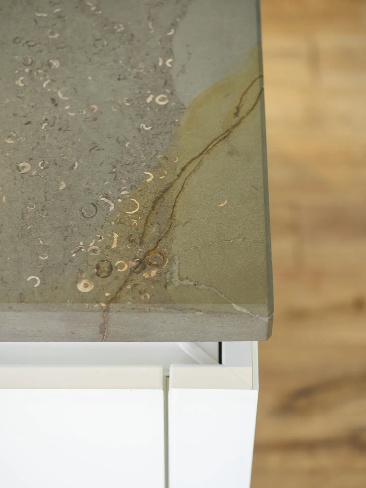 Designküche mit Kochinsel – Grifflose Wohnküche mit großer Insel