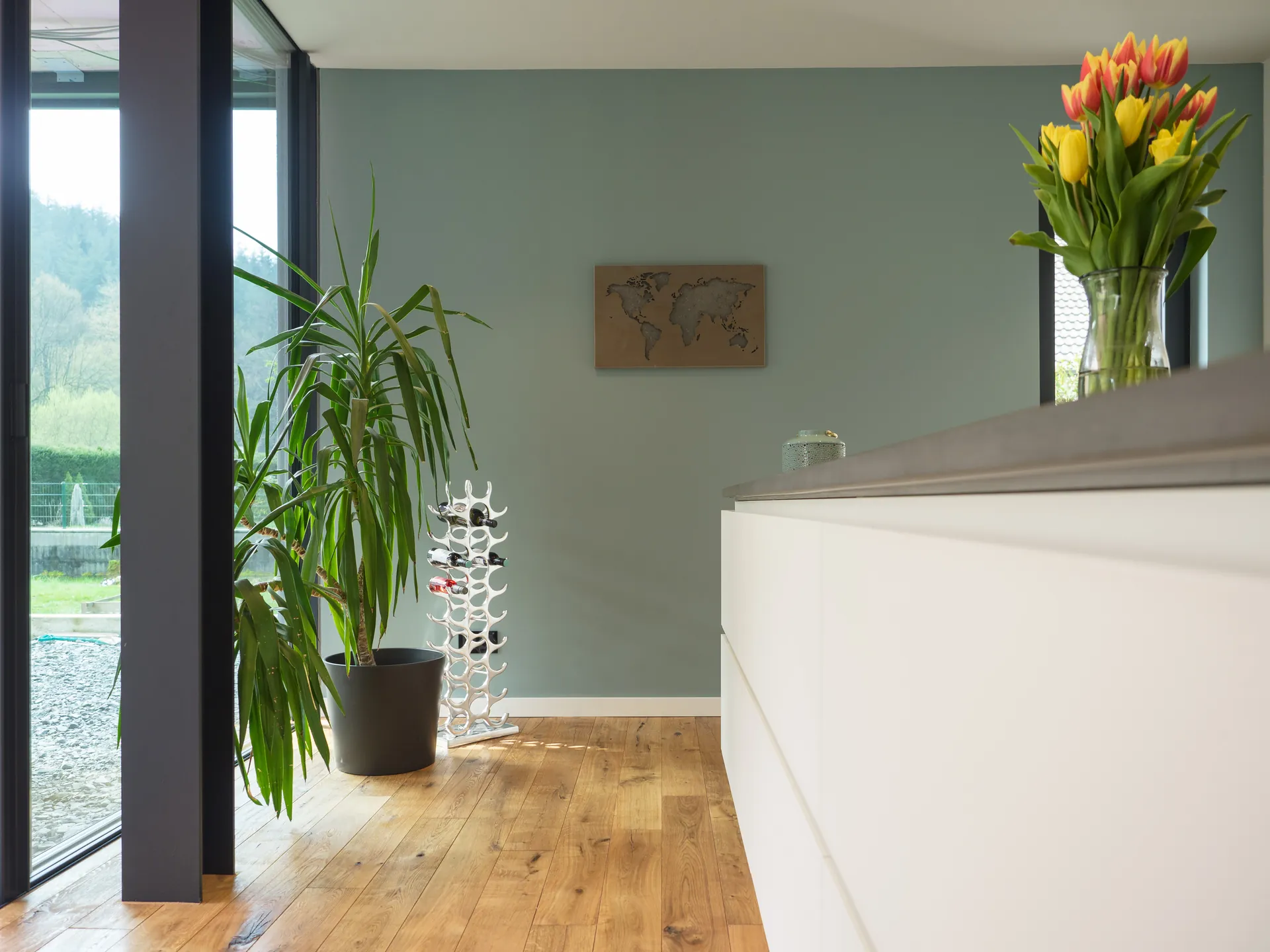 Designküche mit Kochinsel – Grifflose Wohnküche mit großer Insel