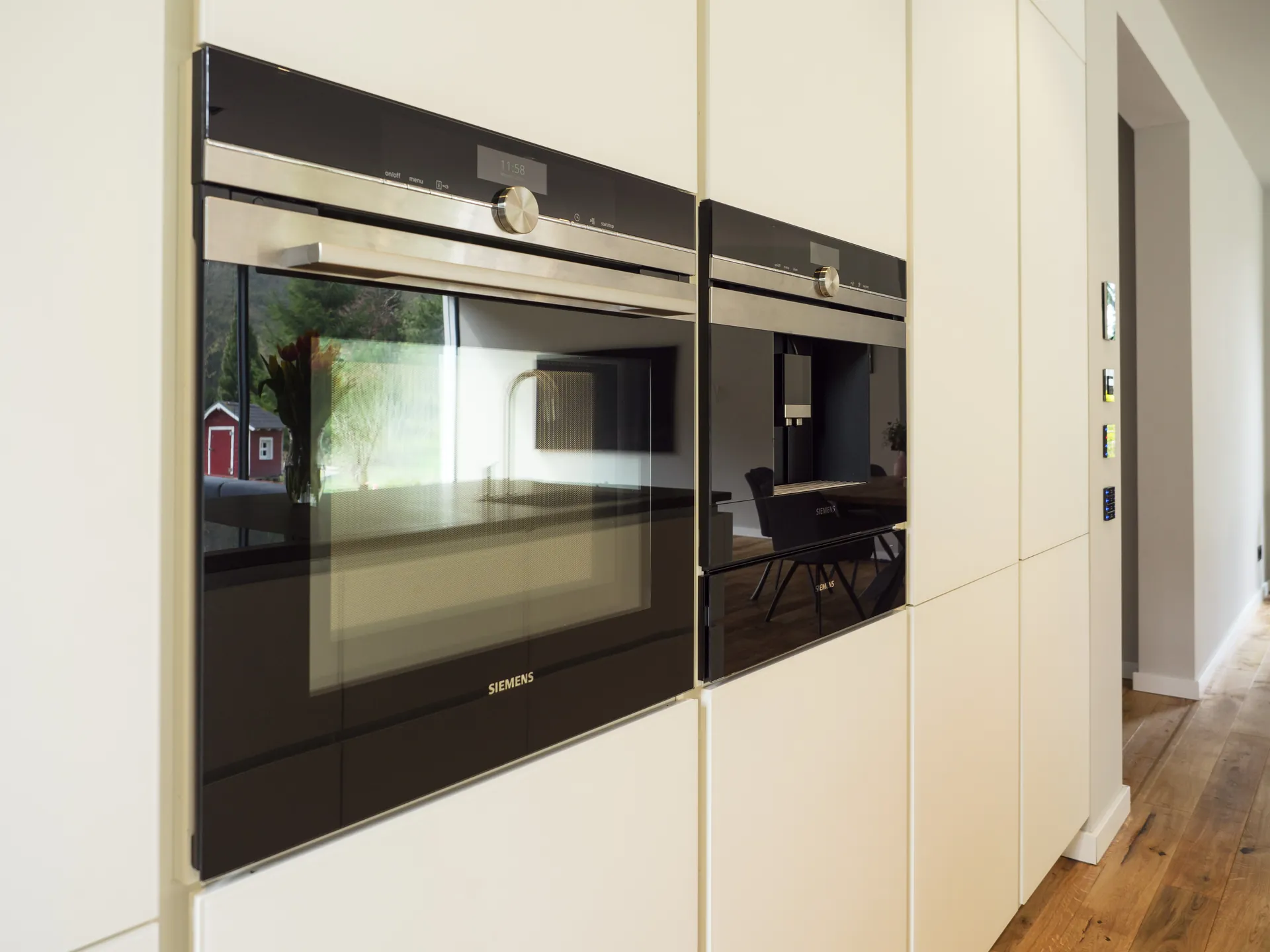 Designküche mit Kochinsel – Grifflose Wohnküche mit großer Insel