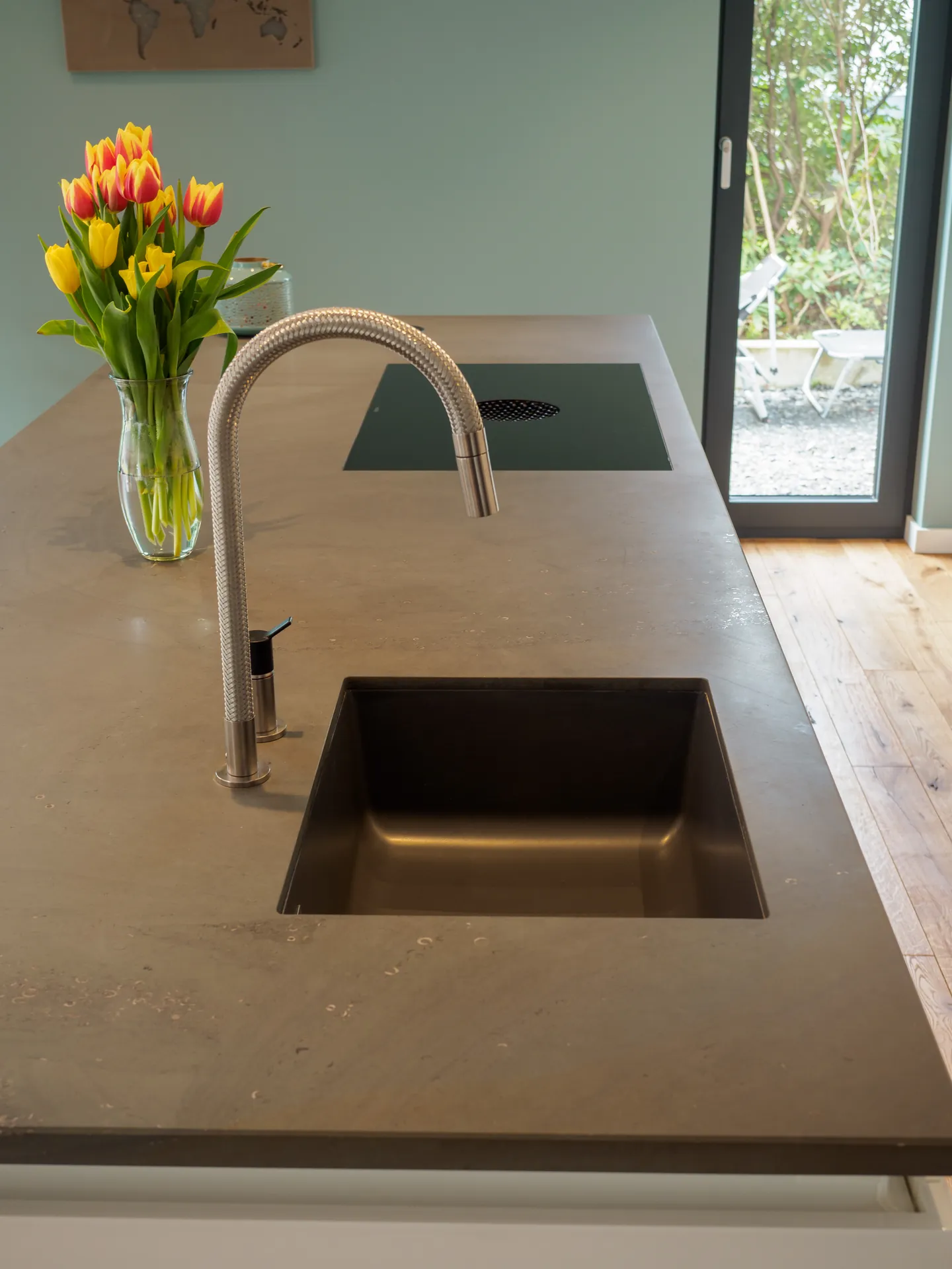 Designküche mit Kochinsel – Grifflose Wohnküche mit großer Insel